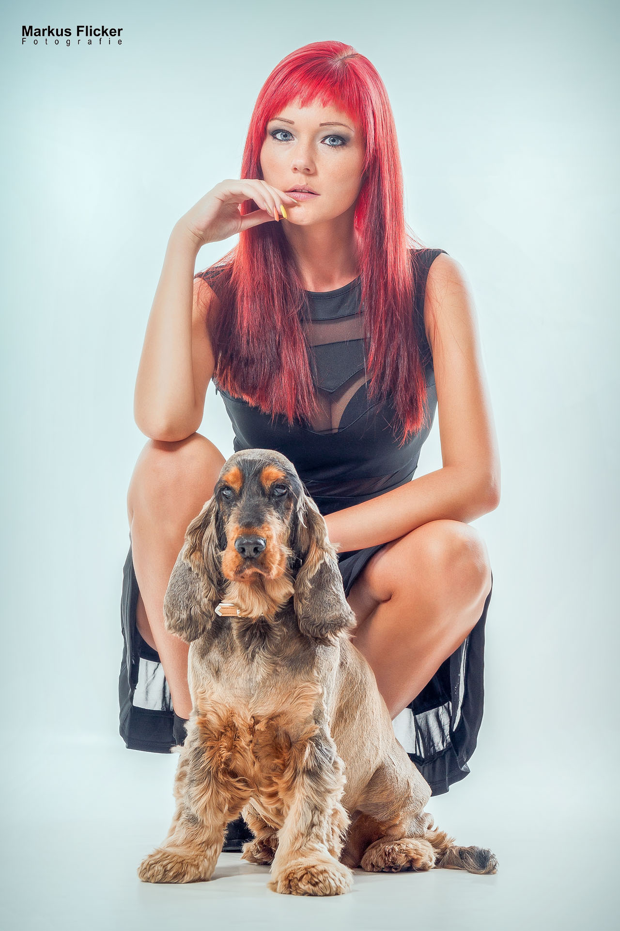 Model Bella Petz in Dessous und mit Hund