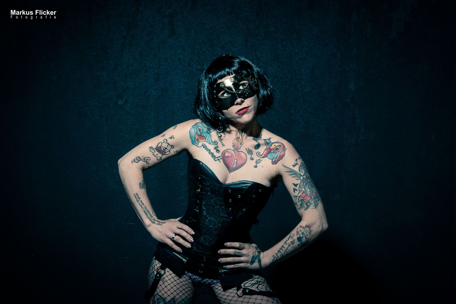Burlesque Dessous mit Maske Model Elke Little Crazyinkedgirl Tattoomodel