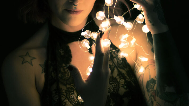 Lichterkette Portrait mit Model Marietta im Fotostudio