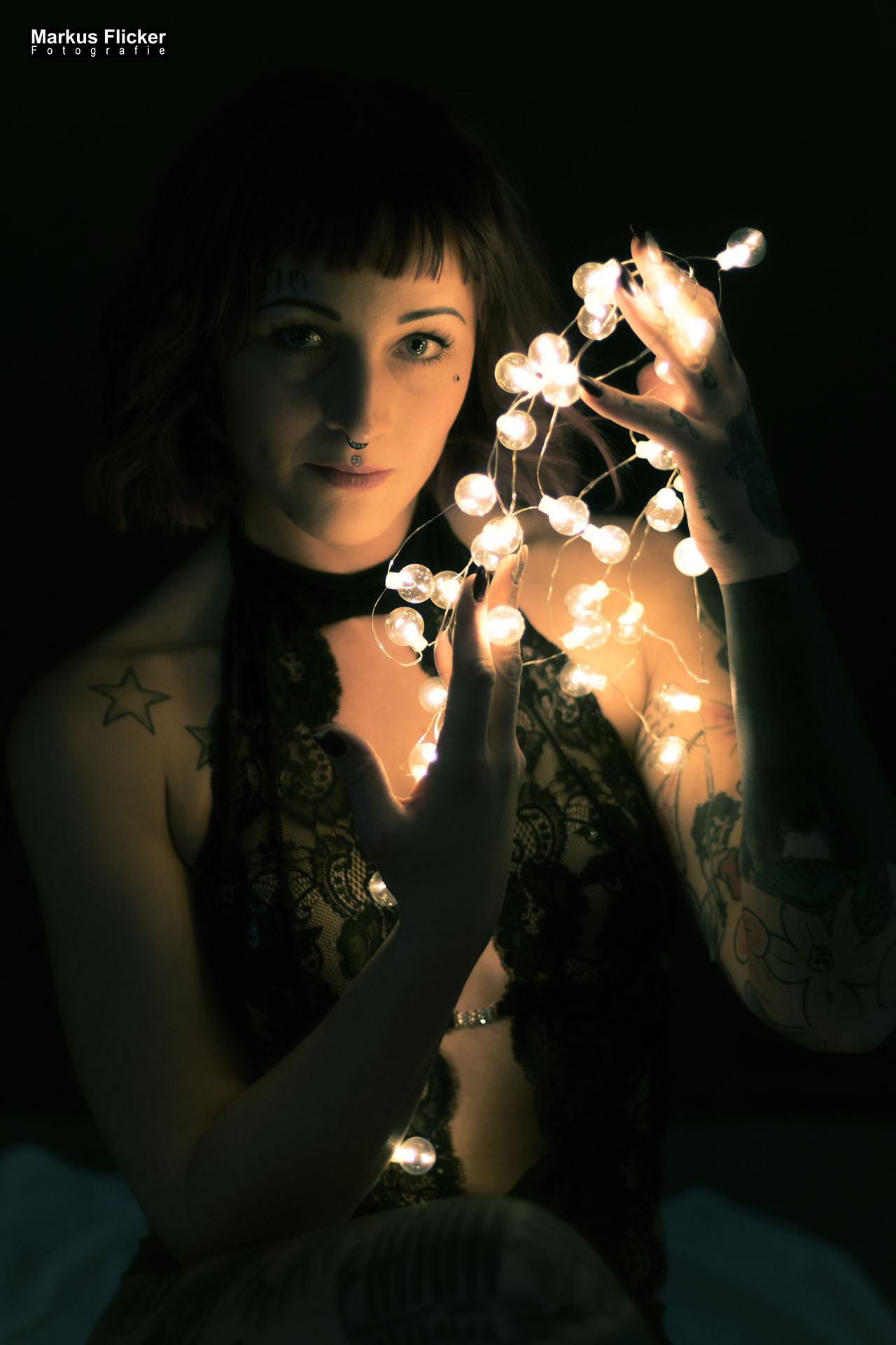 Dessous und Lichterkette Portrait mit Female Model Marietta im Fotostudio