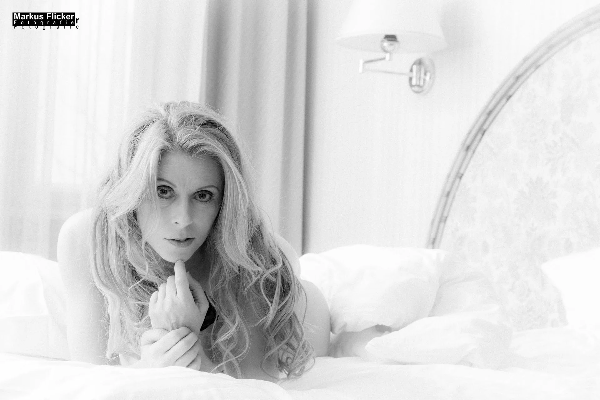 Dessous Unterwäsche Female Model Claudia im Hotelzimmer. Fotografie zwischen prickelnder Erotik und spannender Betrachtung