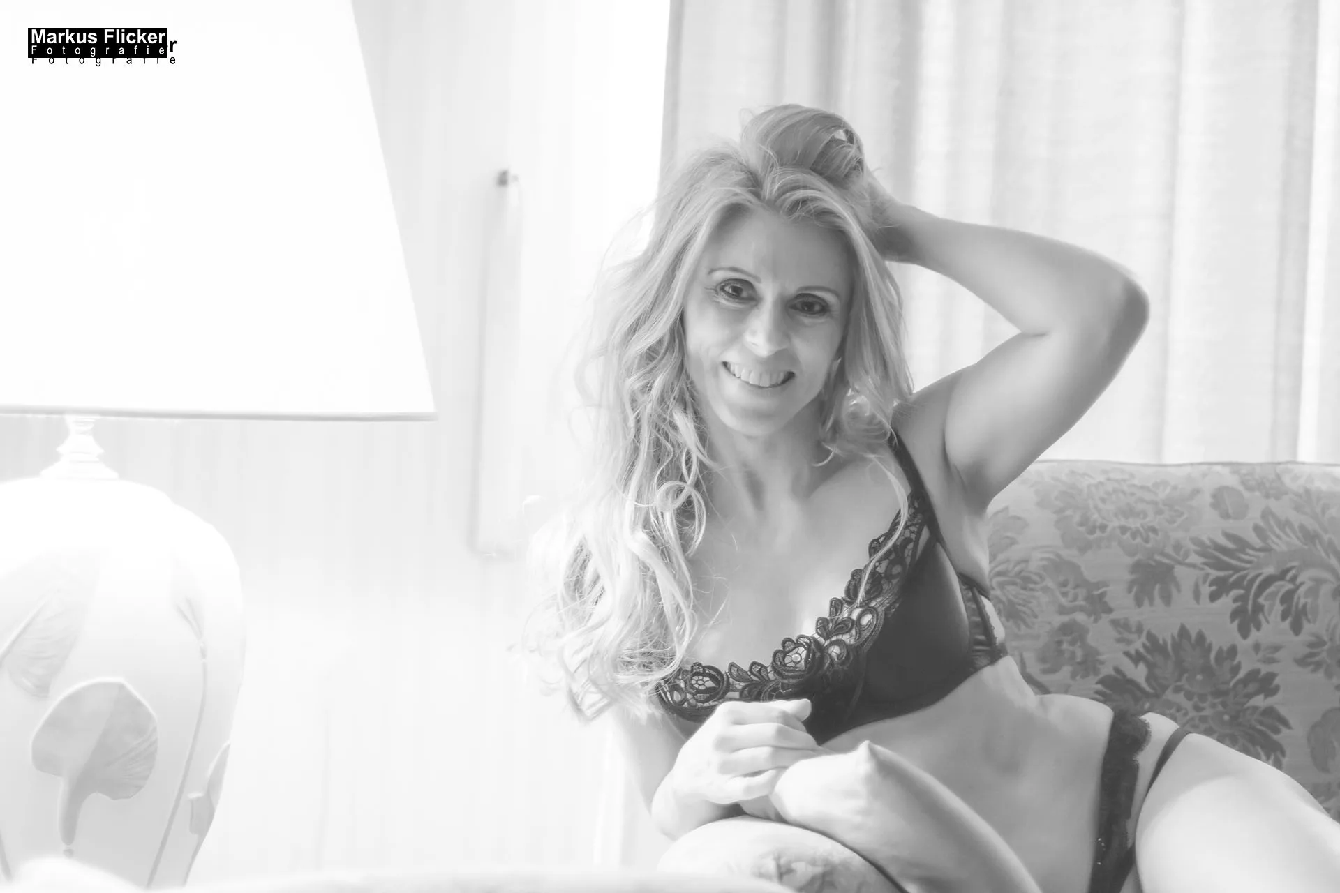 Dessous Unterwäsche Female Model Claudia im Hotelzimmer. Fotografie zwischen prickelnder Erotik und spannender Betrachtung