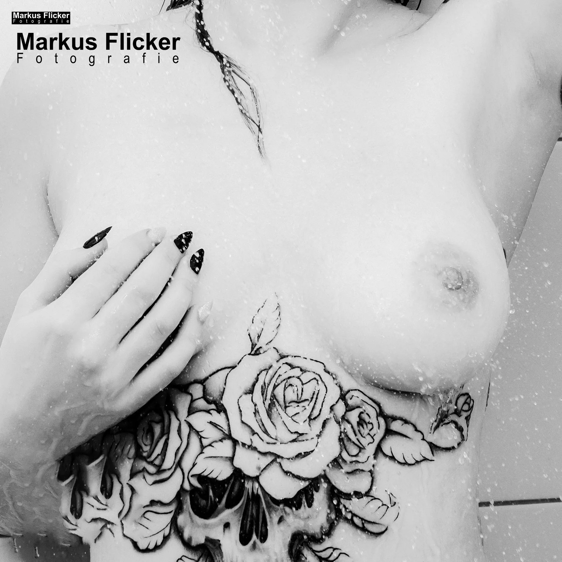 Erotic Art Female Model Portrait Elisa Shower Girl Underboob Tattoo Fotoshooting in der Dusche