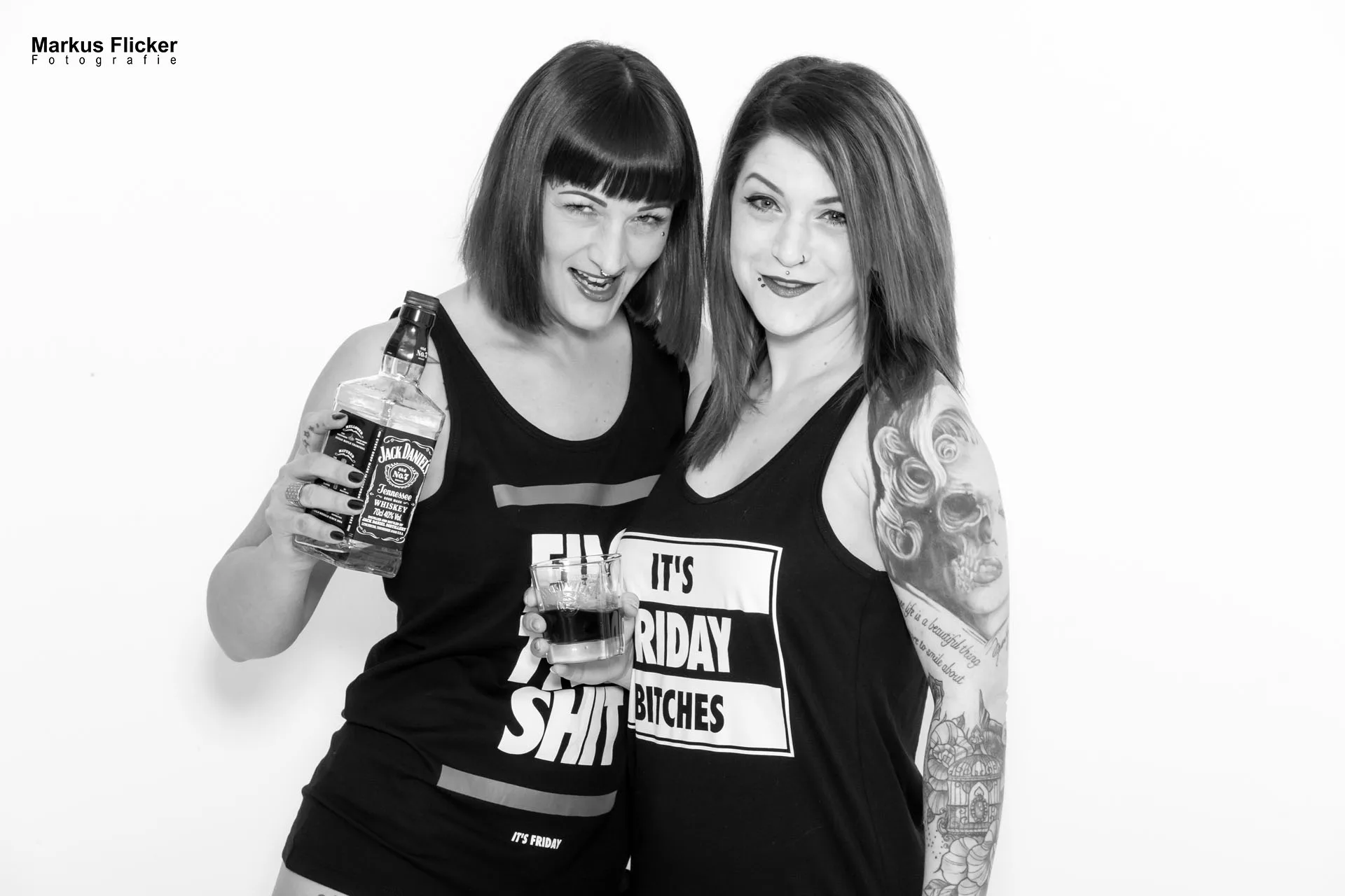 Girl / Girl Fotoshooting mit Female Models Elisa und Marietta Dessous Akt Nude im Fotostudio