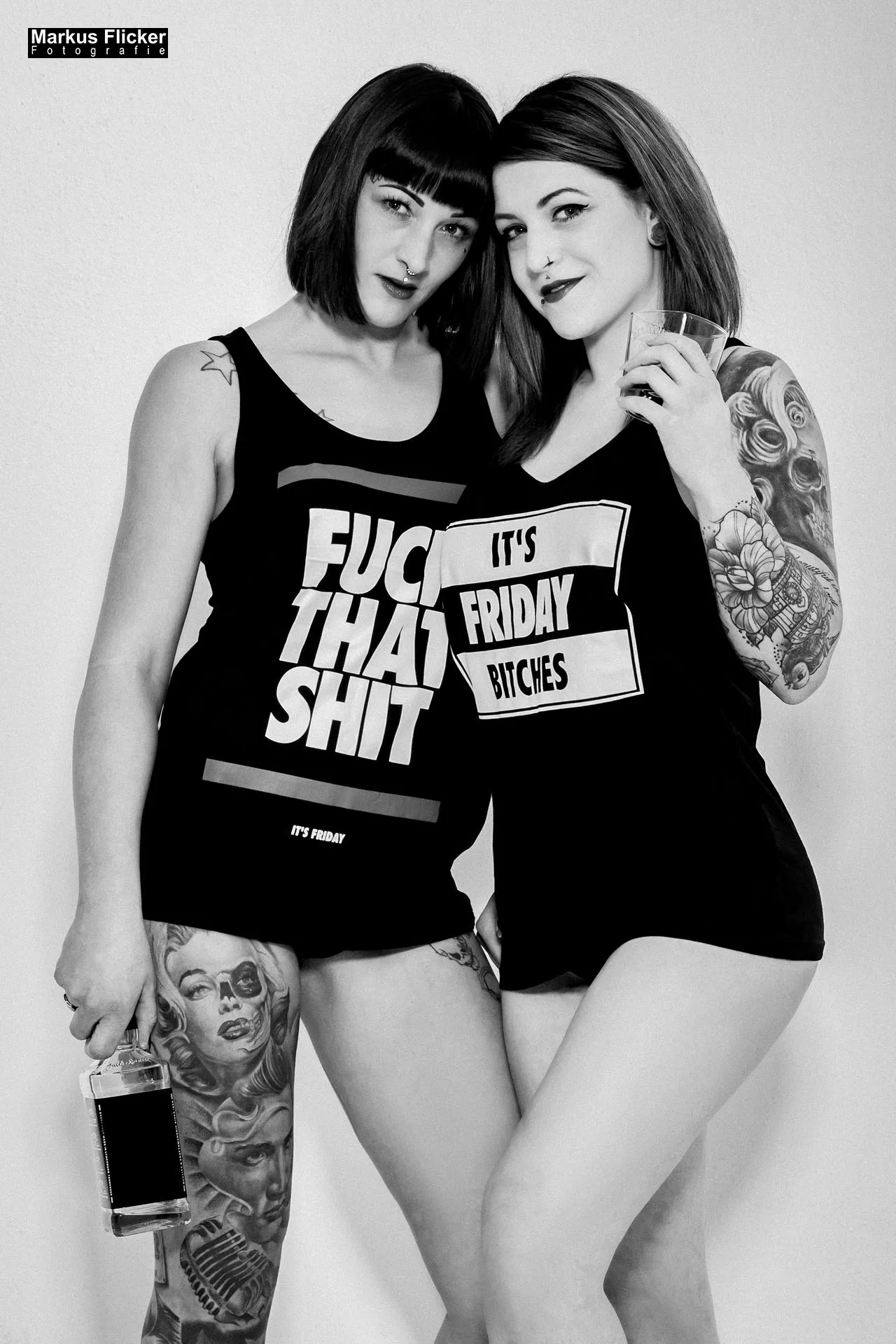 Girl / Girl Fotoshooting mit Female Models Elisa und Marietta Dessous Akt Nude im Fotostudio