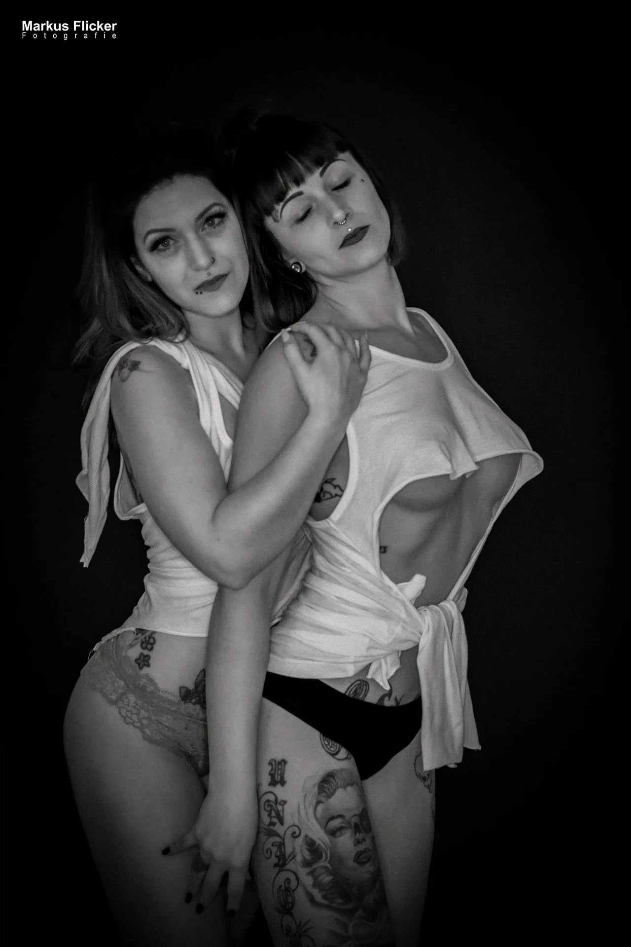 Girl / Girl Fotoshooting mit Female Models Elisa und Marietta Dessous Akt Nude im Fotostudio