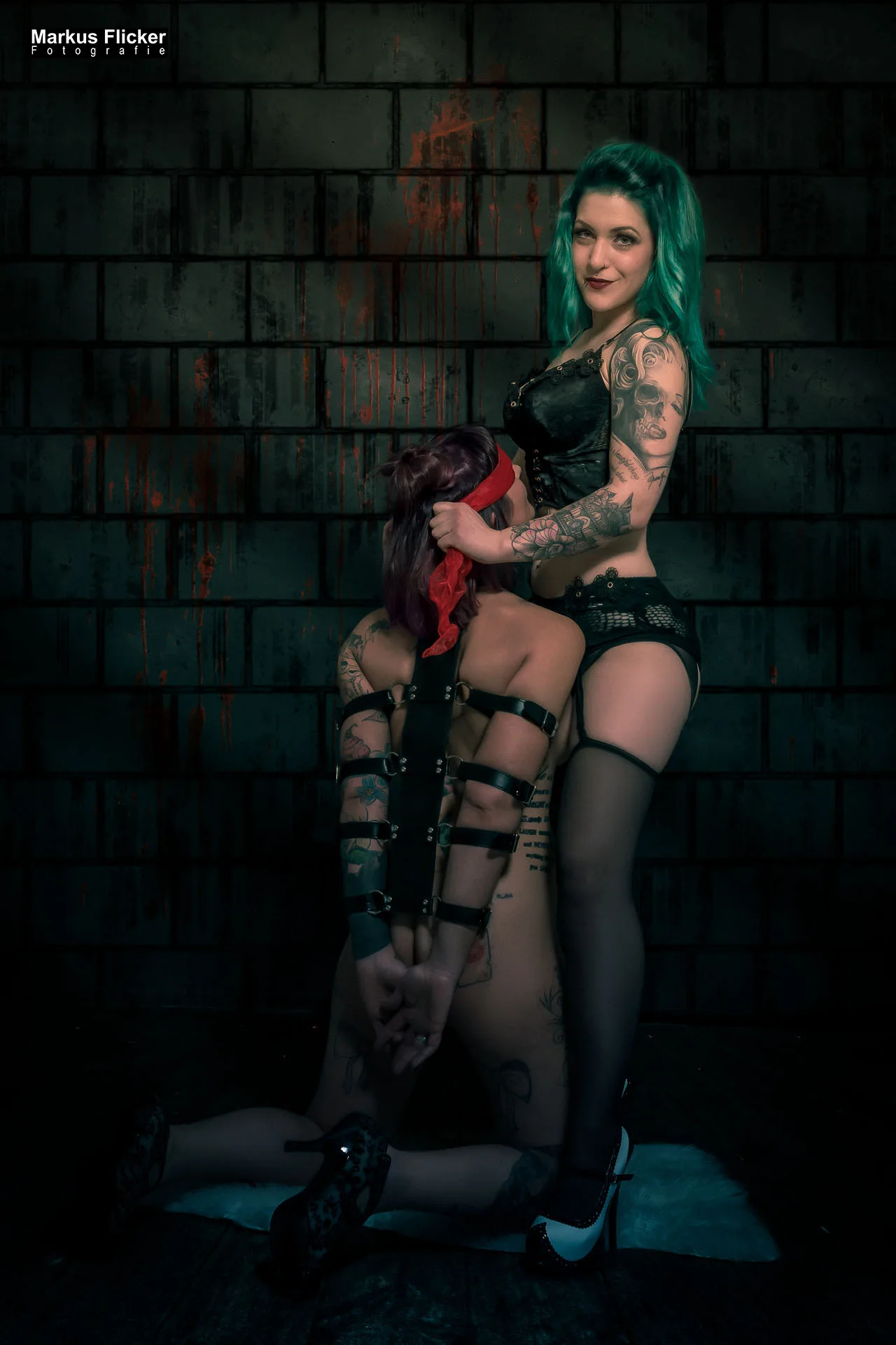 Girl / Girl Fotoshooting mit Female Models Elisa und Marietta Dessous Akt Nude im Fotostudio