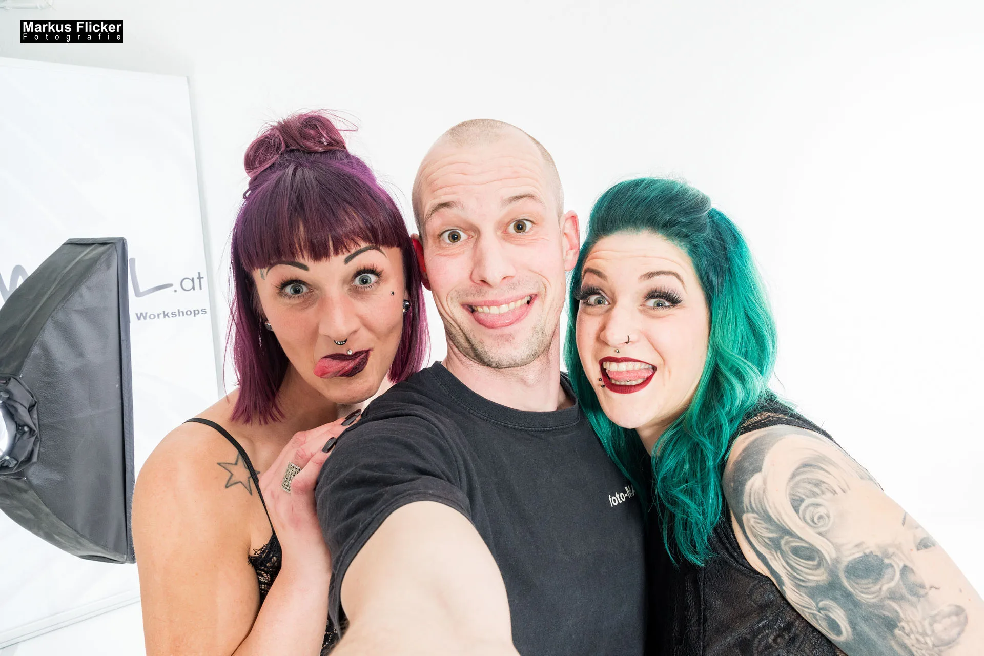 Girl / Girl Fotoshooting mit Female Models Elisa und Marietta Dessous Akt Nude im Fotostudio