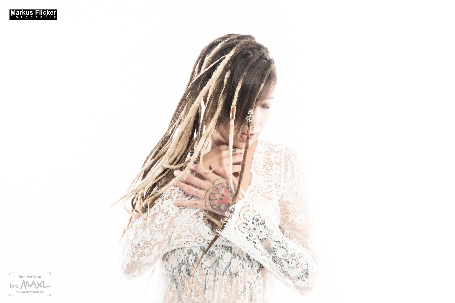 Das weiße Kleid mit Female Girl Model Lisa Tattoo Piercing