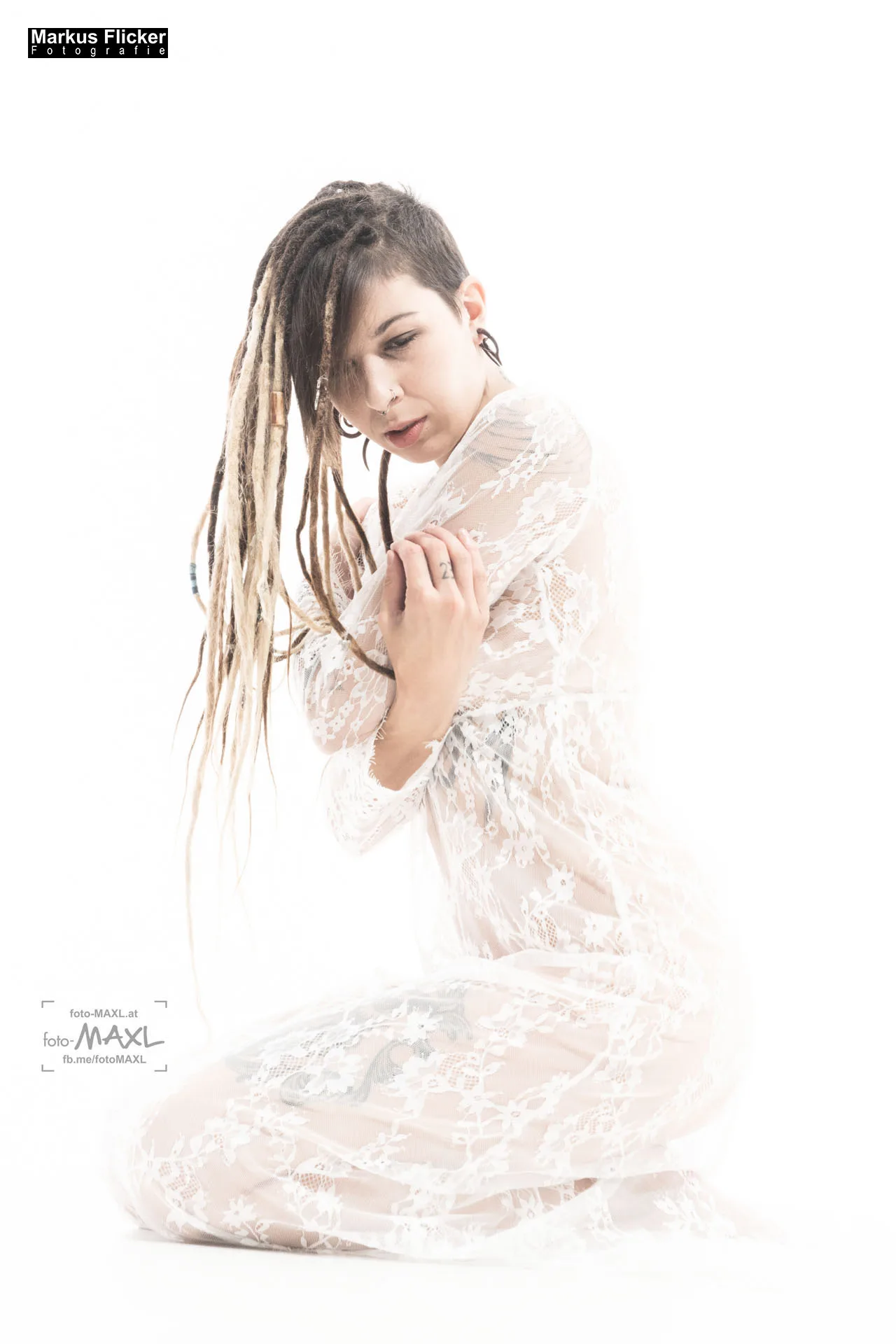 Das weiße Kleid mit Female Girl Model Lisa Tattoo Piercing