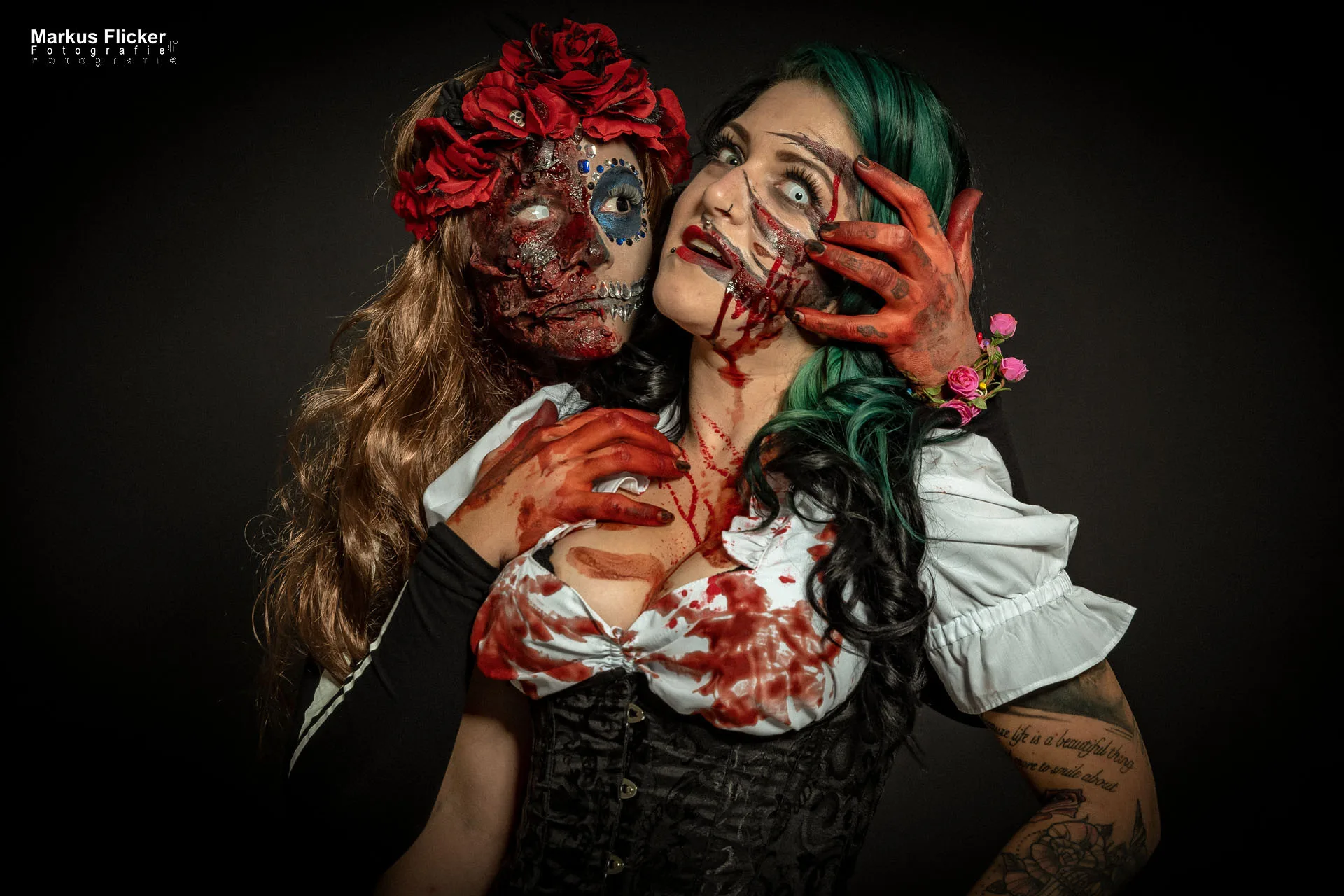 Sexy Crazy Halloween im Fotostudio mit viel Blut Fotoshooting Photoshoot Bildideen für Fotografen inkl. 20 Bildideen für Models und Fotografen zu Halloween im Oktober