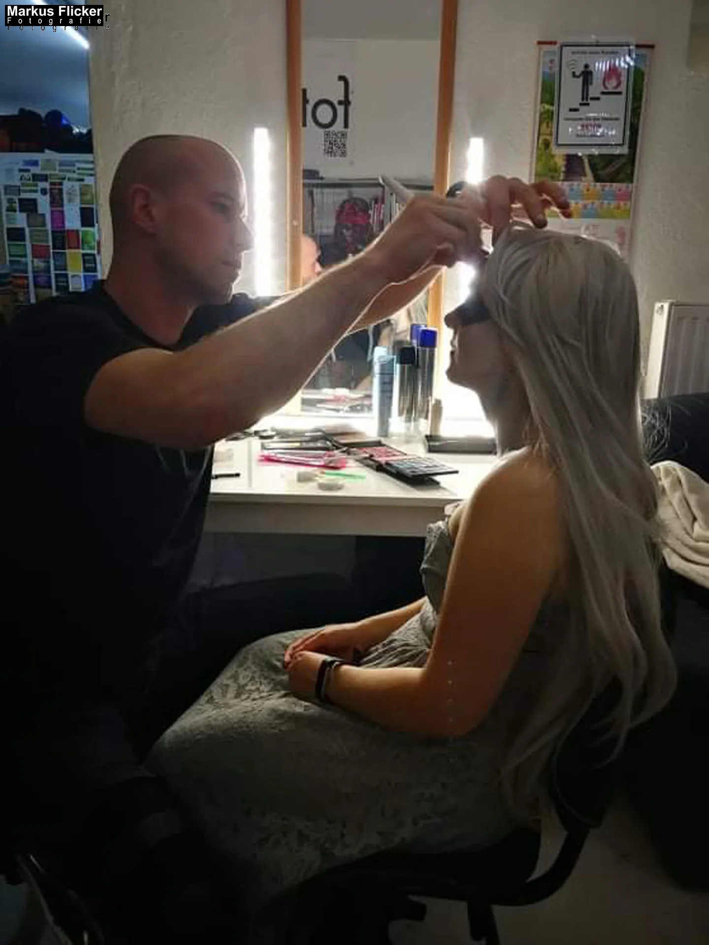 Sexy Crazy Halloween im Fotostudio mit viel Blut Fotoshooting Photoshoot Bildideen für Fotografen inkl. 20 Bildideen für Models und Fotografen zu Halloween im Oktober