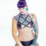 BodySlime Schleim Fotoshooting mit Female Tattoo Model Marietta Girl im Fotostudio