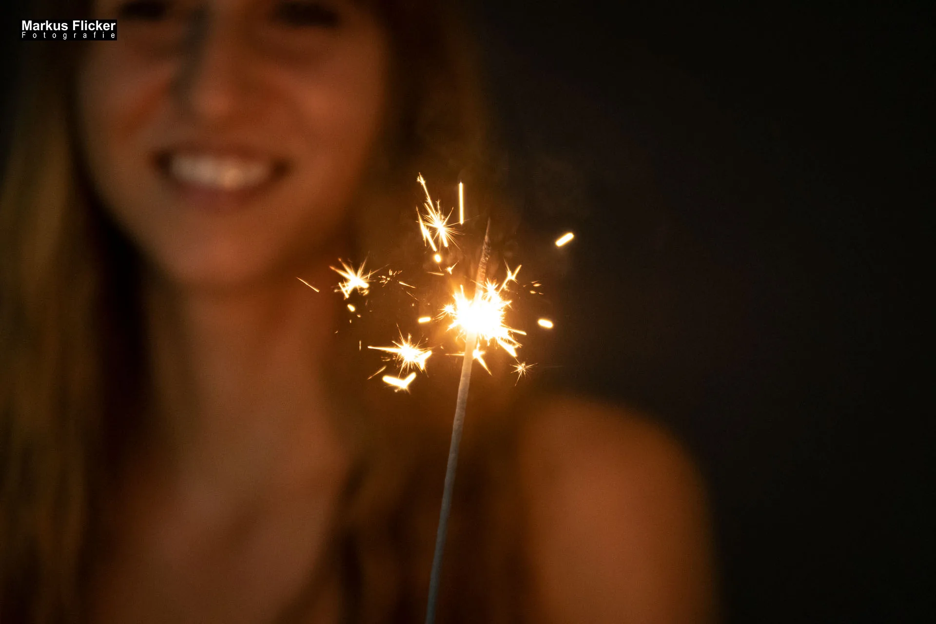 Female Model Laura mit Wunderkerze und Funken Low Light Fotografie im Fotostudio inkl. Fototipps und Ticks