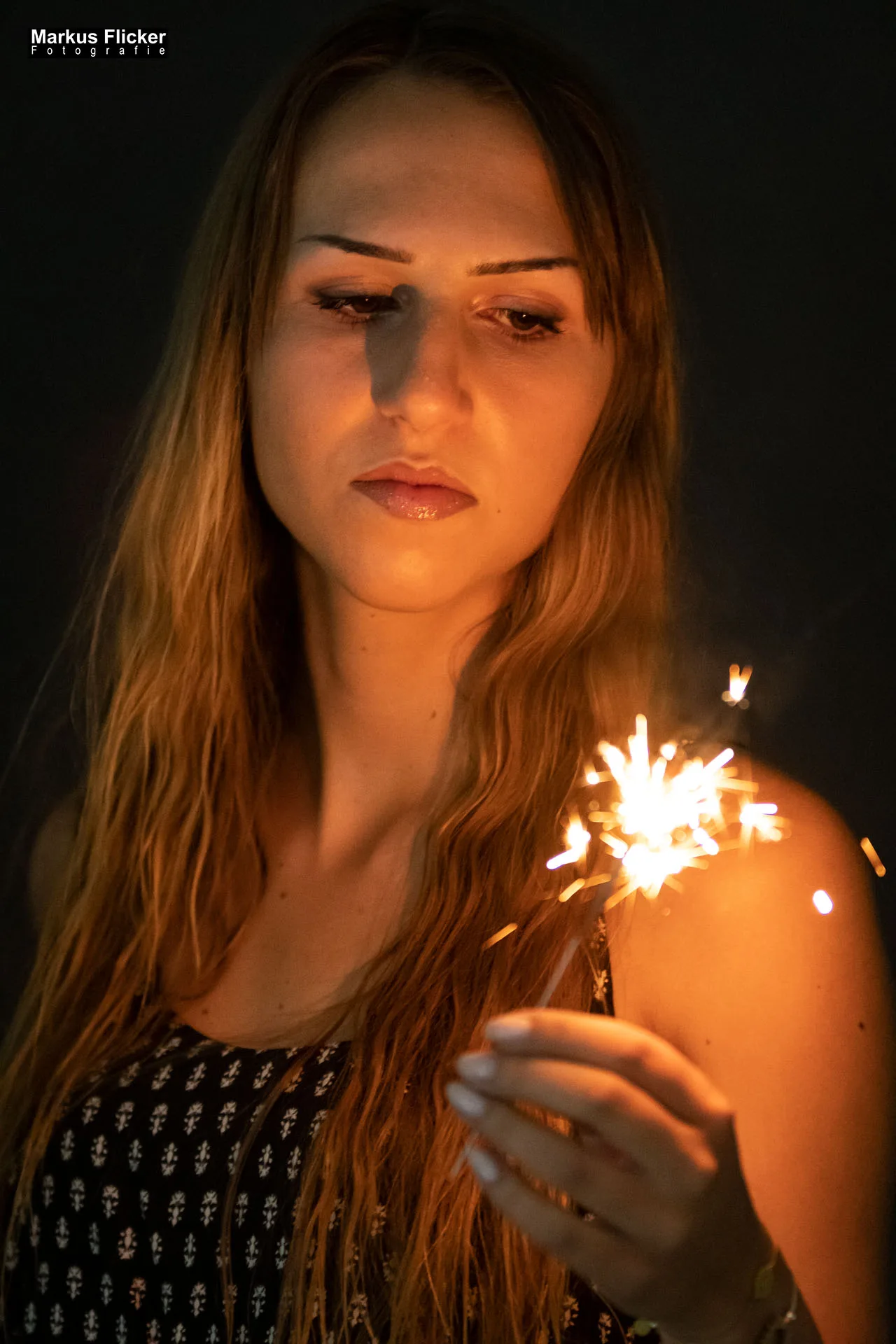 Female Model Laura mit Wunderkerze und Funken Low Light Fotografie im Fotostudio inkl. Fototipps und Ticks