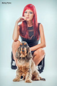 Female Model Bella Petz in Dessous und Kleid mit Hund im Fotostudio inkl. 37 Tipps und Tricks