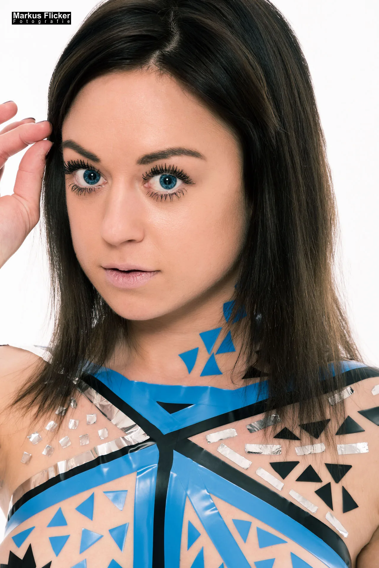 Aktfotoshooting im Fotostudio Fotoshooting im Studio Female Model Bianca Klebeband auf Körper #TapeTheModelPhotography inkl. 37 Fototipps und Bildideen