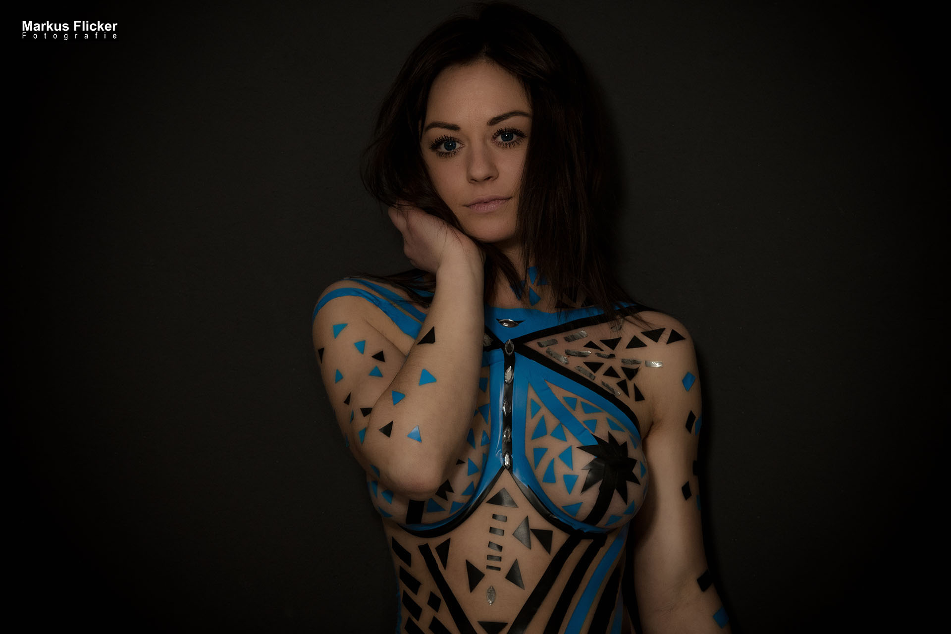 Aktfotoshooting im Fotostudio Fotoshooting im Studio Female Model Bianca Klebeband auf Körper #TapeTheModelPhotography