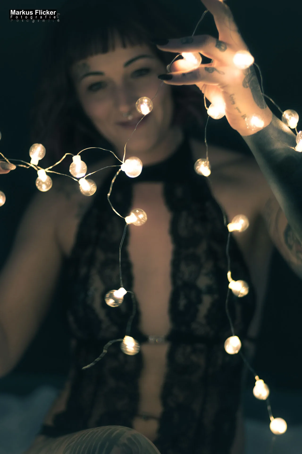 Studio Fotoshooting mit Marietta Wild Lichterkette Dessous Stierschädel Gummibären