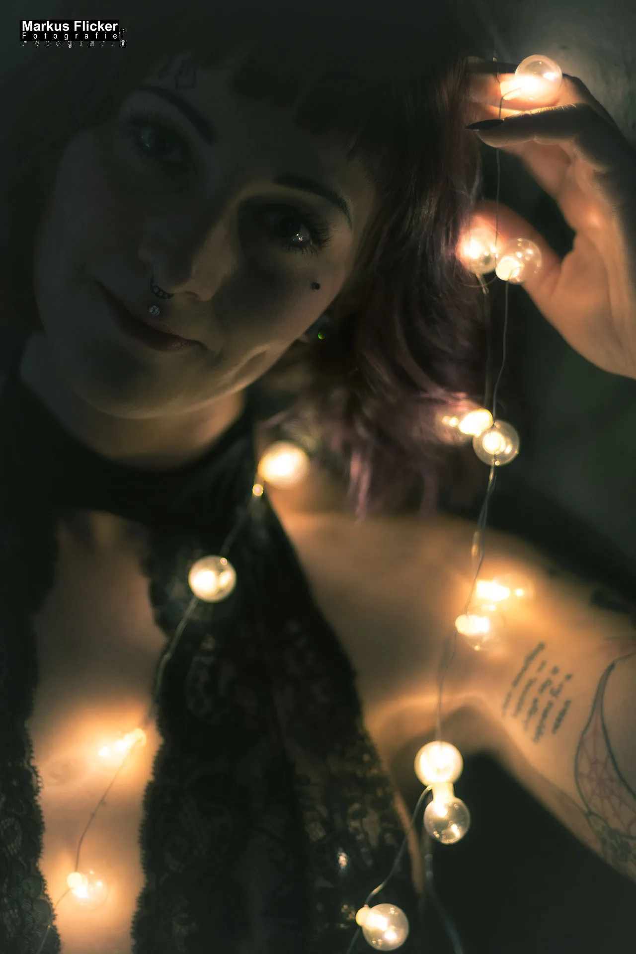 Studio Fotoshooting mit Marietta Wild Lichterkette Dessous Stierschädel Gummibären