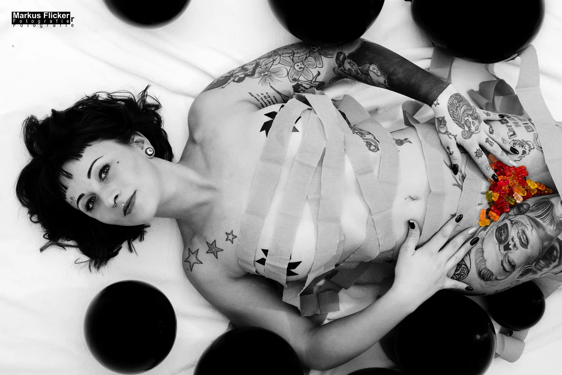 Studio Fotoshooting mit Marietta Wild Lichterkette Dessous Stierschädel Gummibären