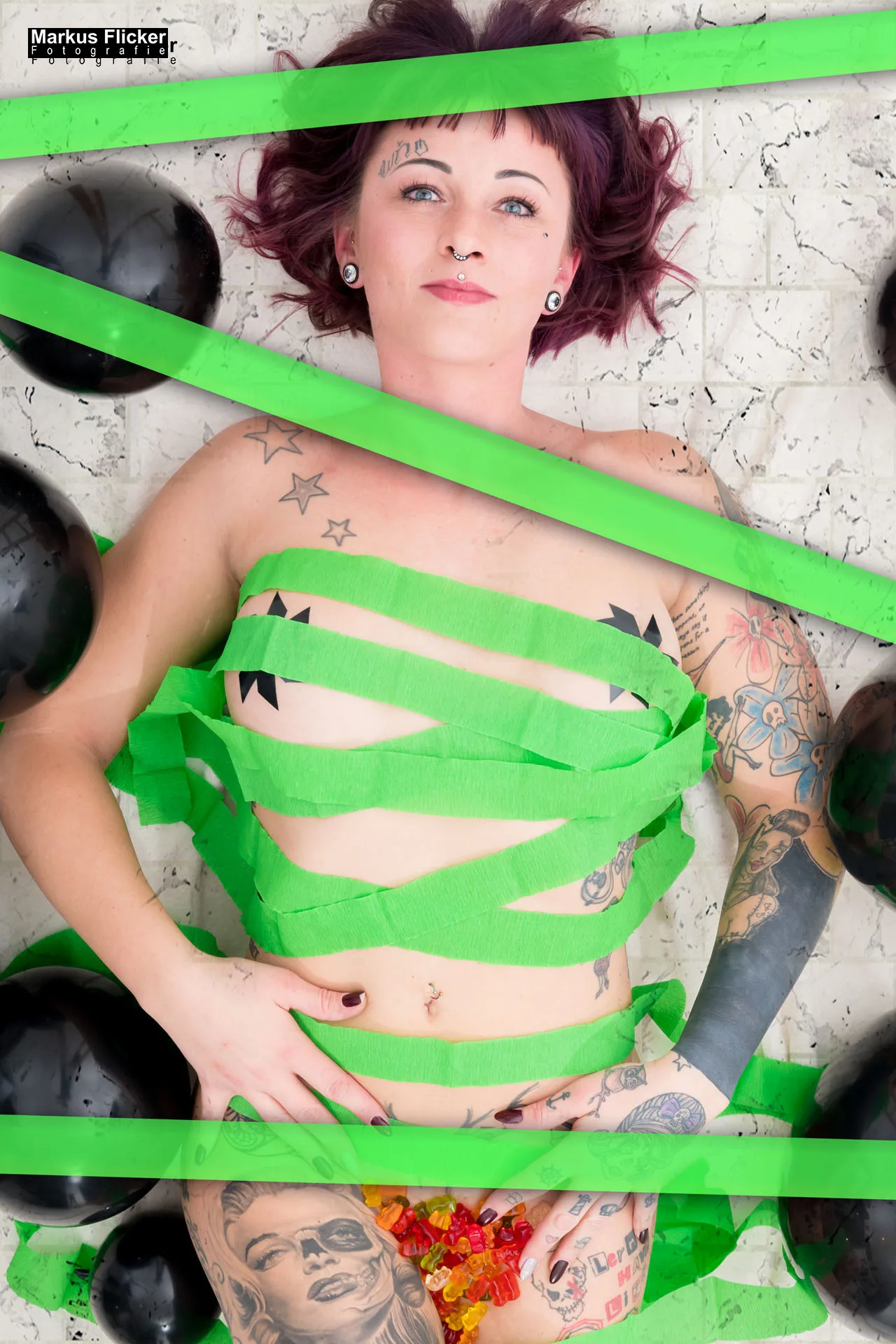 Studio Fotoshooting mit Marietta Wild Lichterkette Dessous Stierschädel Gummibären