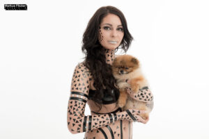 Aktshooting Fotoshooting im Studio mit Sarah mit Hund Diamanten Klebeband Tape #TapeTheModelPhotography