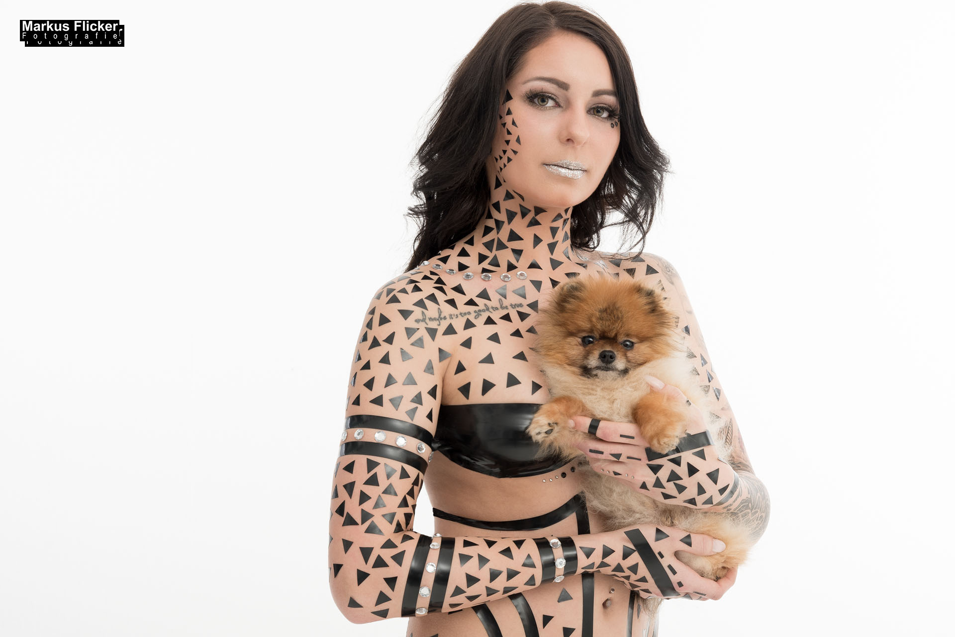 Aktshooting Fotoshooting im Studio Female Model Sarah mit Hund Diamanten Klebeband Tape #TapeTheModelPhotography