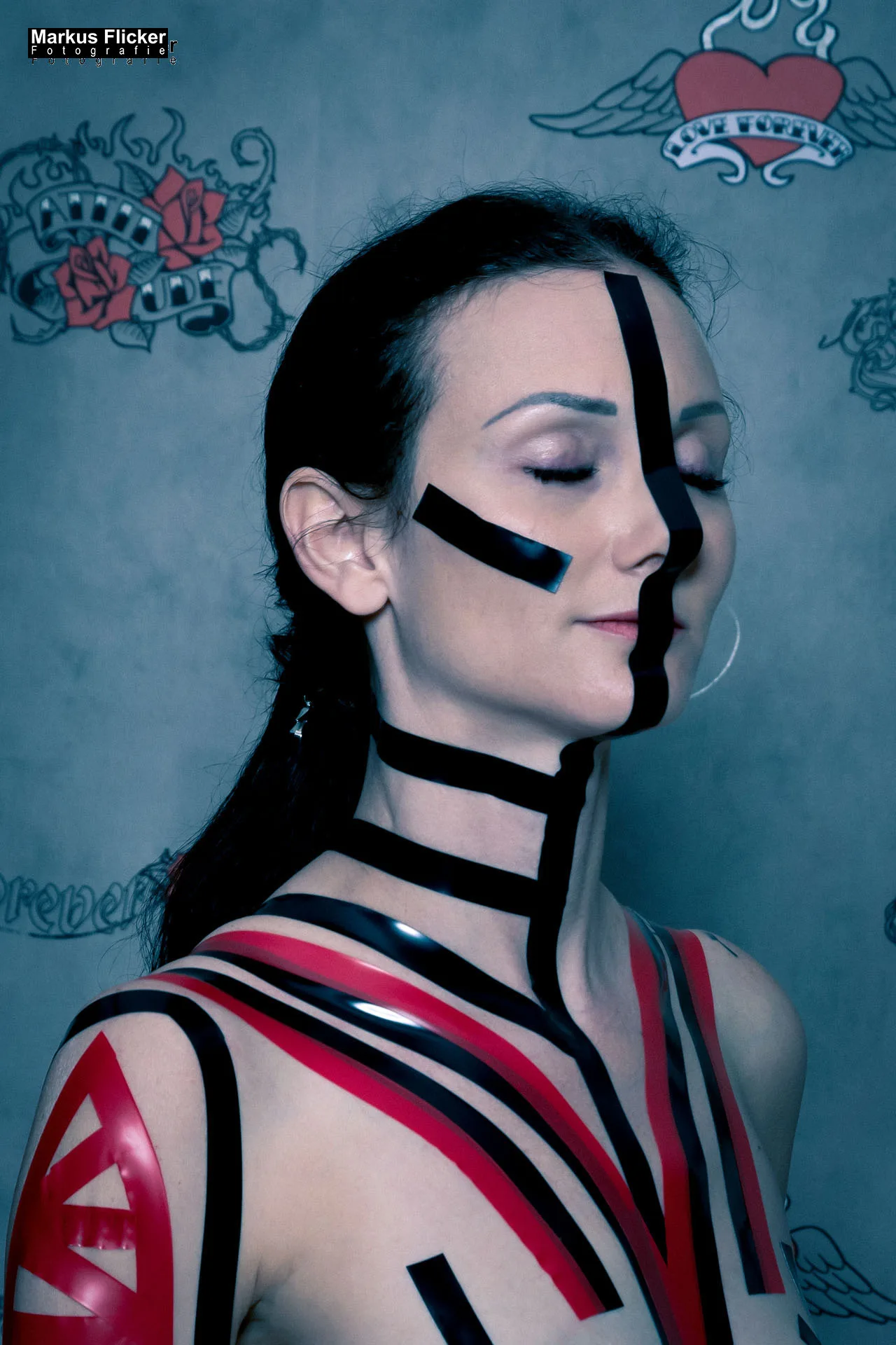 Klebeband Fotoshooting im Fotostudio mit Female Model Viktoria Maxx #TapeTheModelPhotography