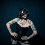 Burlesque Dessous mit Maske Model Elke Little Crazyinkedgirl Tattoomodel