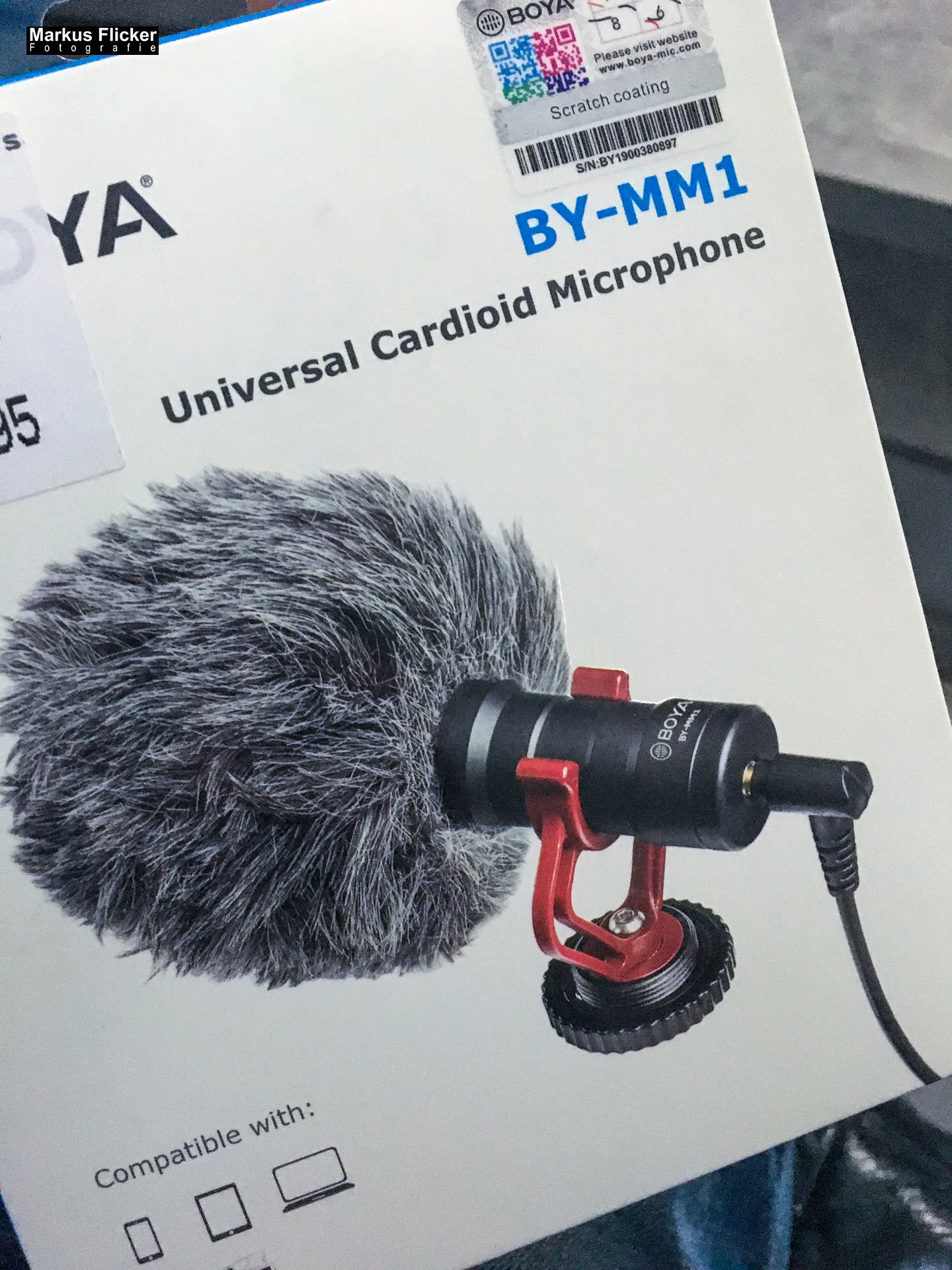 Mehr über den Artikel erfahren Boya by-MM1 On-Camera Shotgun Mikrofon für iPhone, Android Smartphones, DSLR-Kameras, Camcorder – Batteriefreies Kamera-Mikrofon, Vlog-Videomikrofon Universal Cardioid Microphone Deutsch German Mikrofon