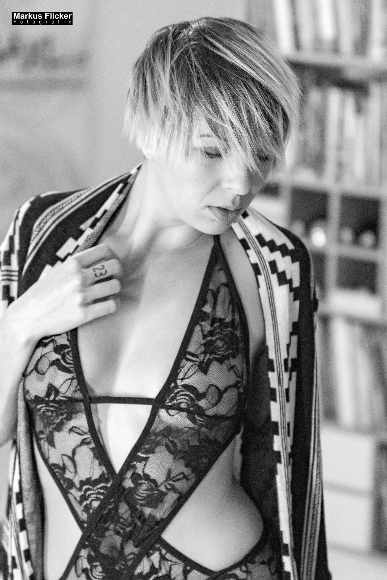 Dessous-, Akt- und Portrait-Fotoshooting im Studio mit Female Model Lisa im Fotostudio