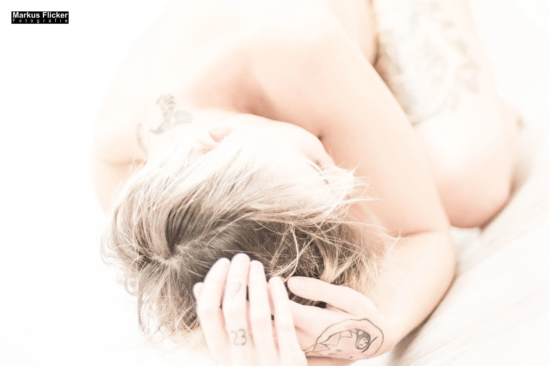 Dessous-, Akt- und Portrait-Fotoshooting im Studio mit Female Model Lisa im Fotostudio