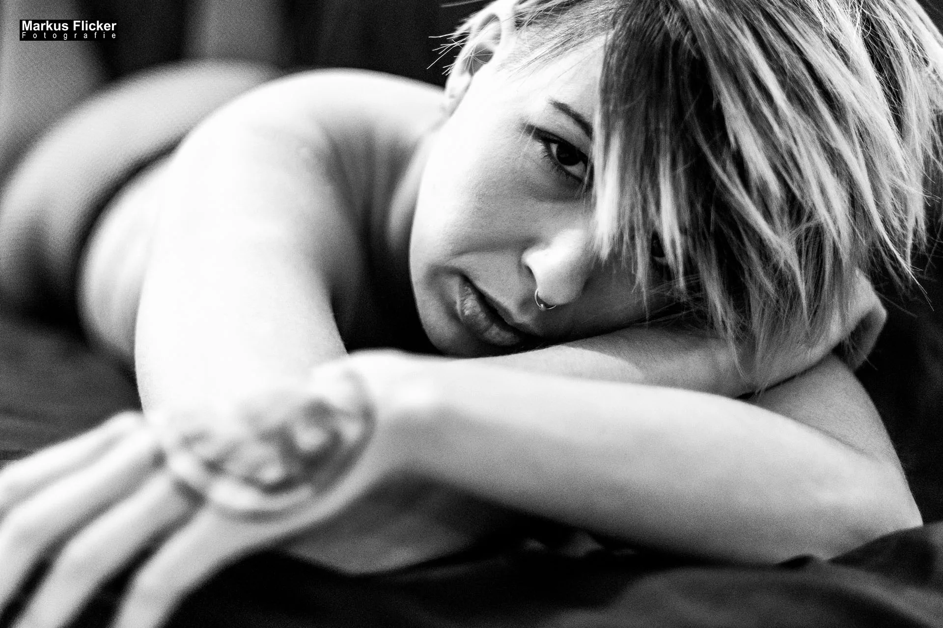 Dessous-, Akt- und Portrait-Fotoshooting im Studio mit Female Model Lisa im Fotostudio