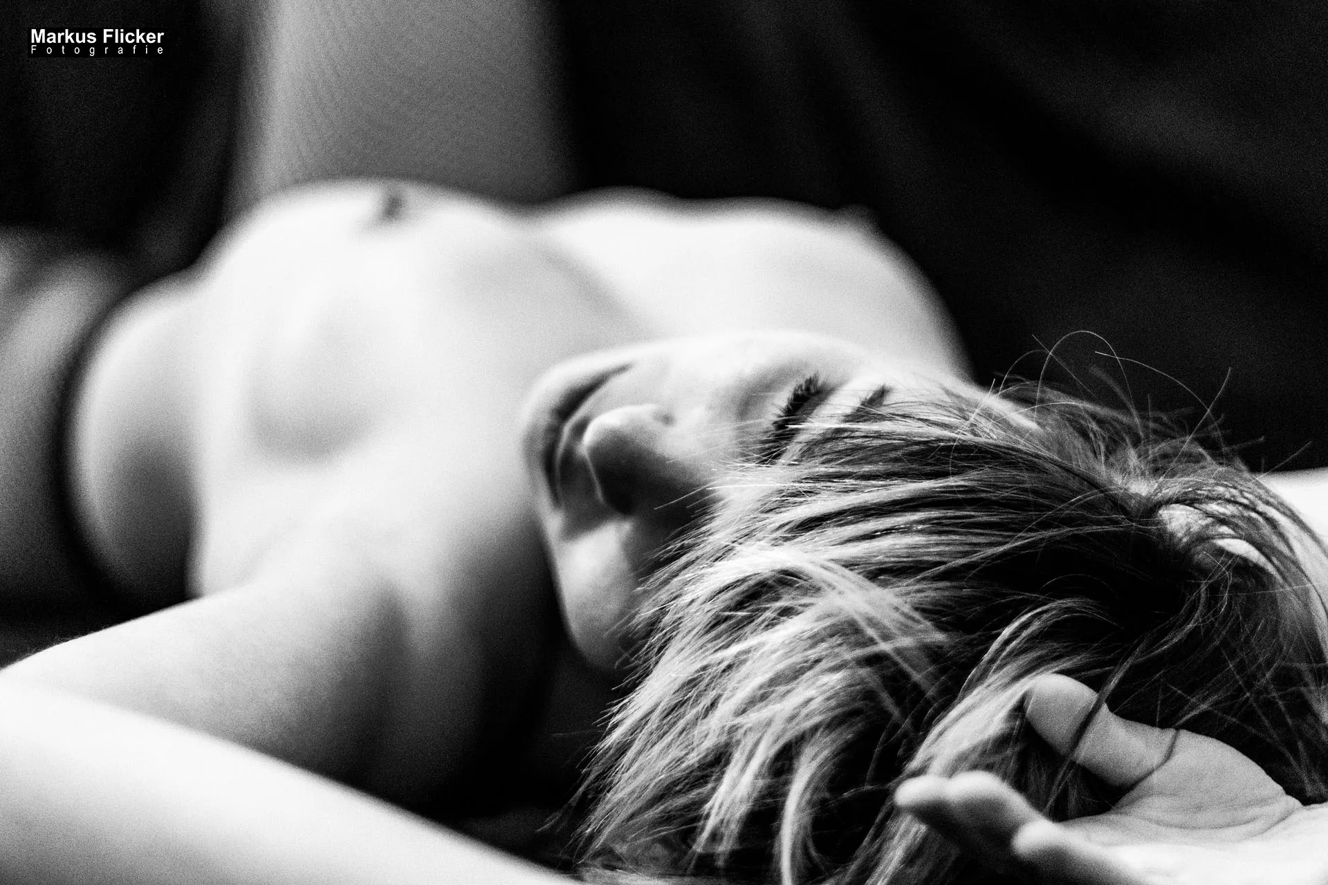 Dessous-, Akt- und Portrait-Fotoshooting im Studio mit Female Model Lisa im Fotostudio