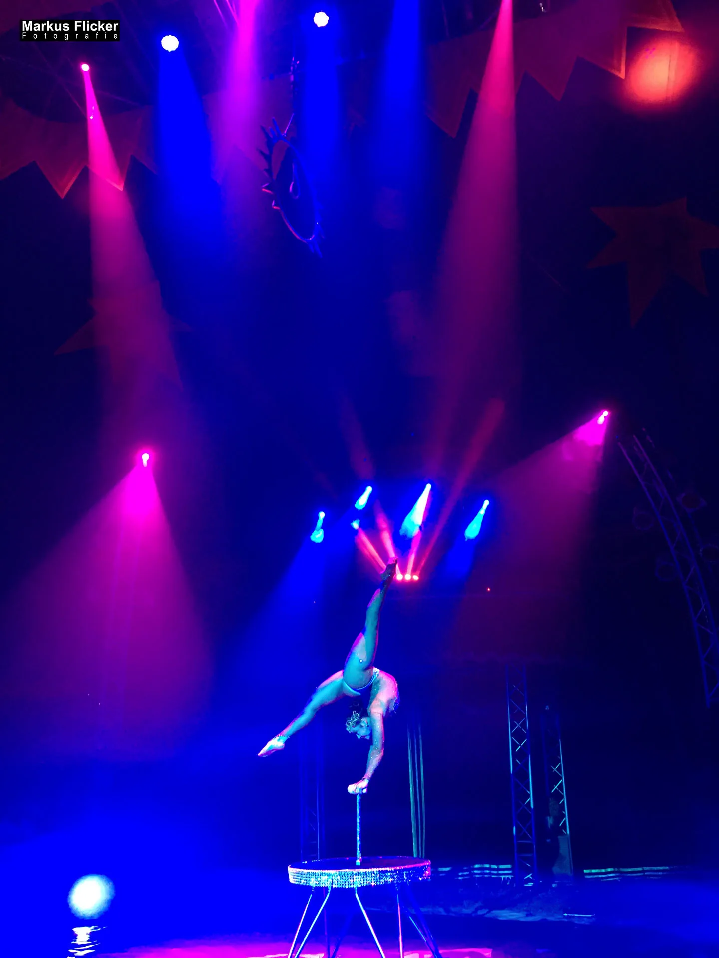 Der Zirkus ist in der Stadt. Fotografieren einer Vorstellung mit dem Smartphone. Fotografieren und Filmen mit dem Smartphone: Bessere Fotos und Videos mit dem Handy für Freizeit, Hobby und Business