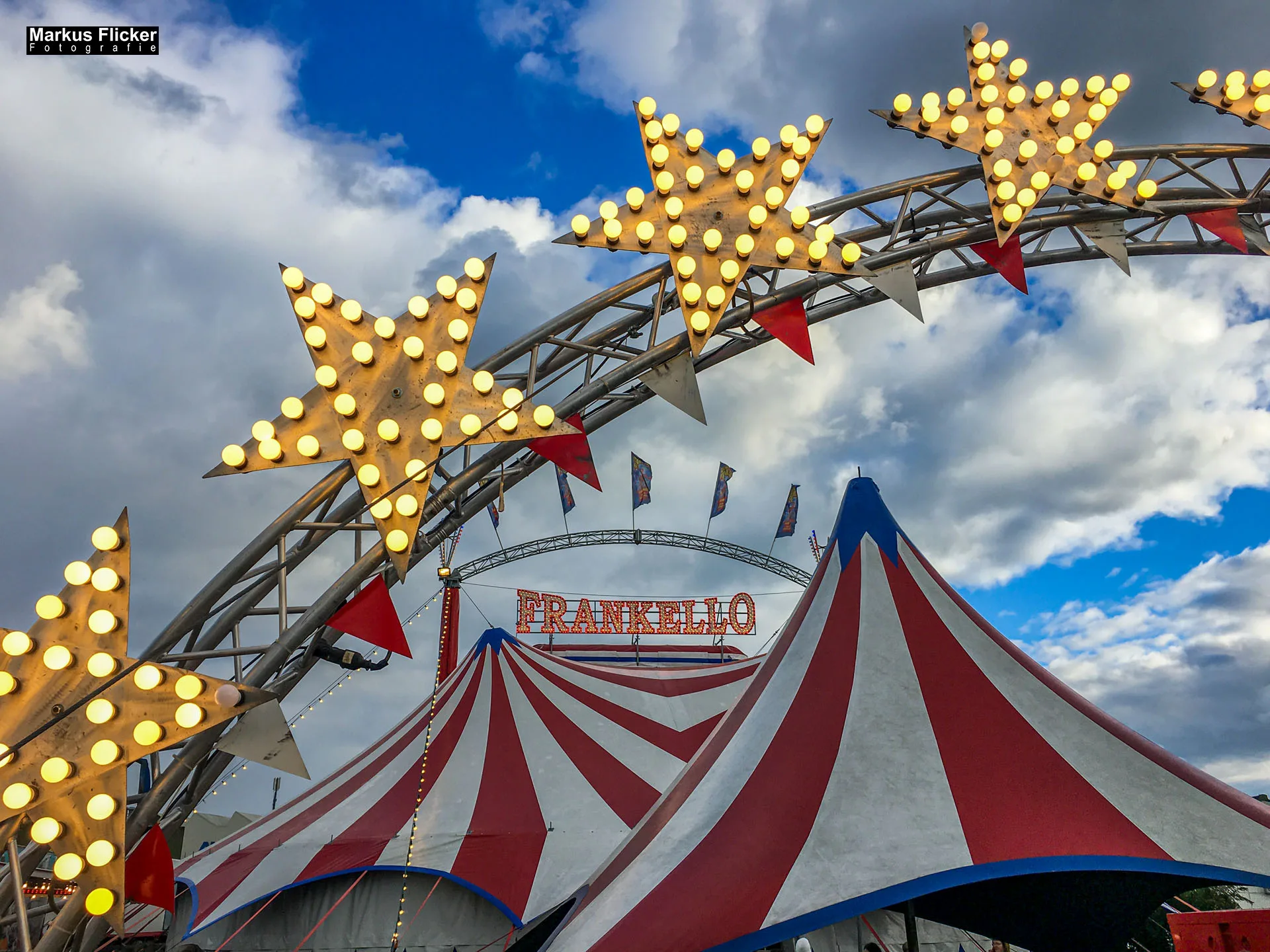 Der Zirkus ist in der Stadt