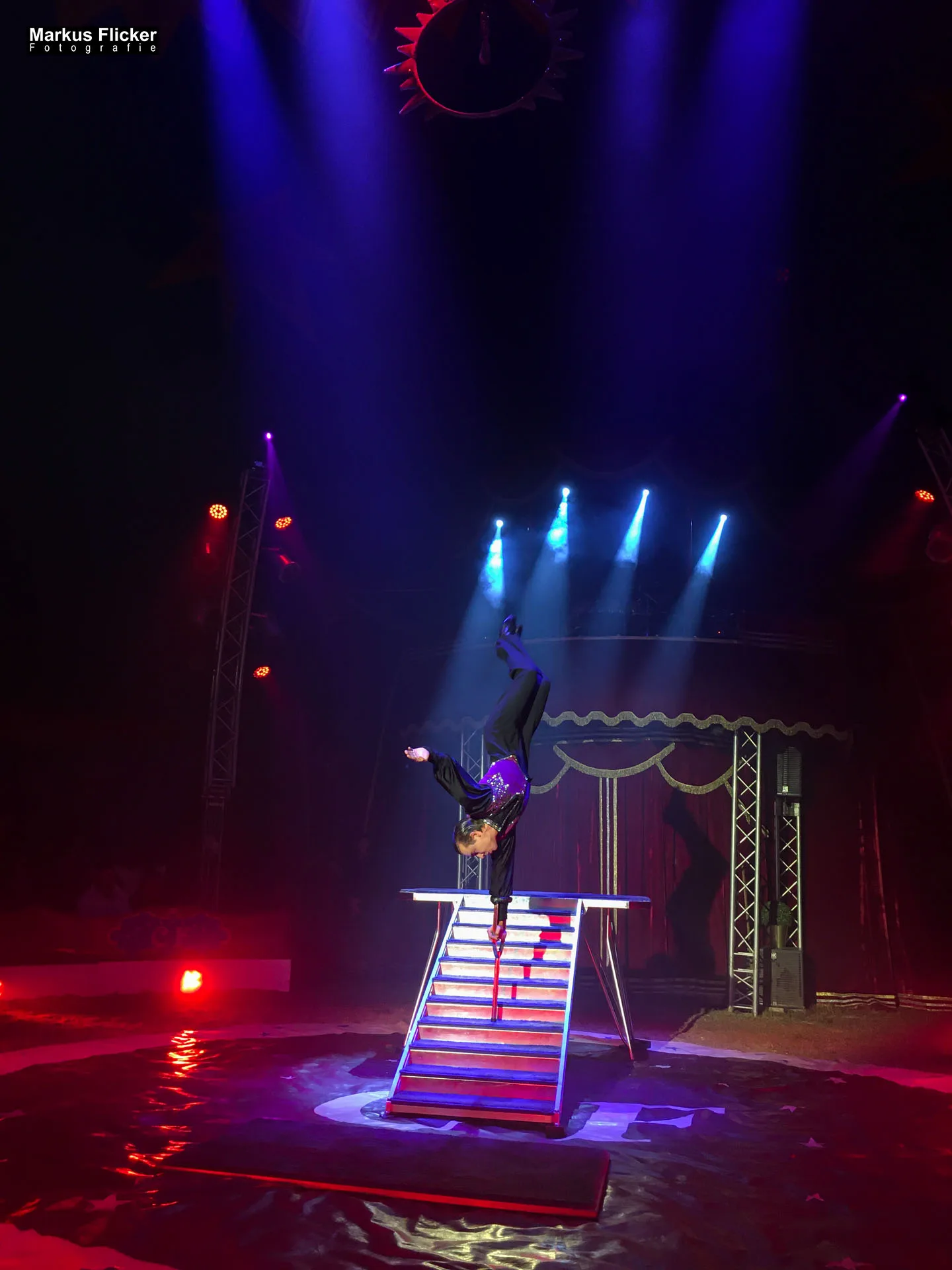 Der Zirkus ist in der Stadt. Fotografieren einer Vorstellung mit dem Smartphone. Fotografieren und Filmen mit dem Smartphone: Bessere Fotos und Videos mit dem Handy für Freizeit, Hobby und Business