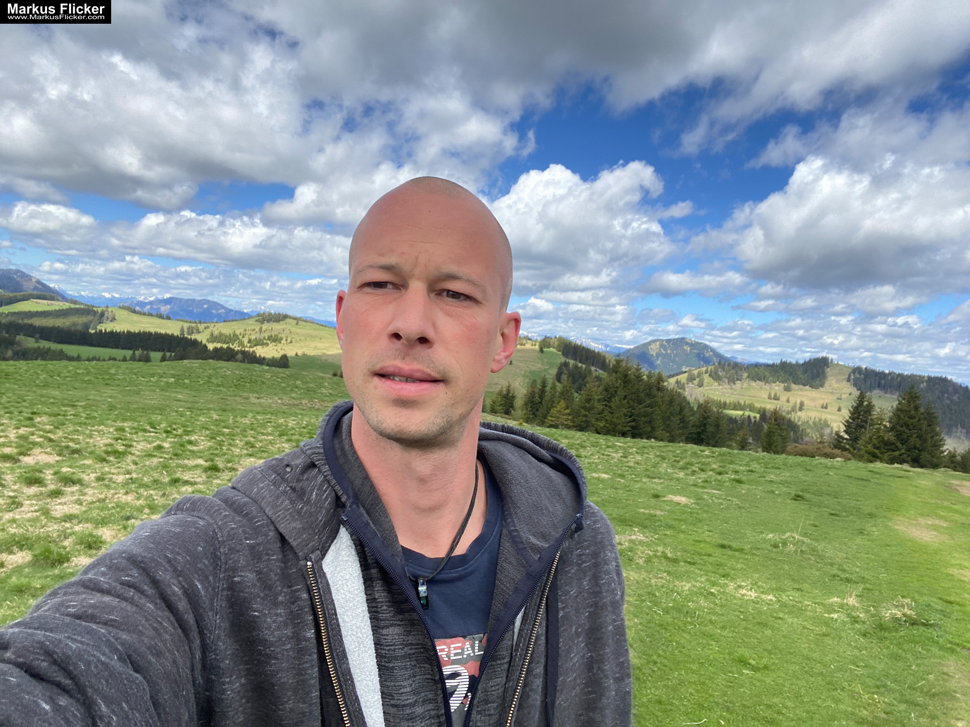 Genieße den wunderschönen Plankogel Rundwanderweg auf der Sommeralm im Almenland Steiermark Österreich bei einem entspannten Spaziergang mit dem Smartphone