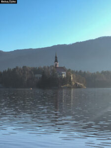 Bled Veldes Feldes in Slowenien mit der Marienkirche auf der kleinen Insel des Bleder Sees