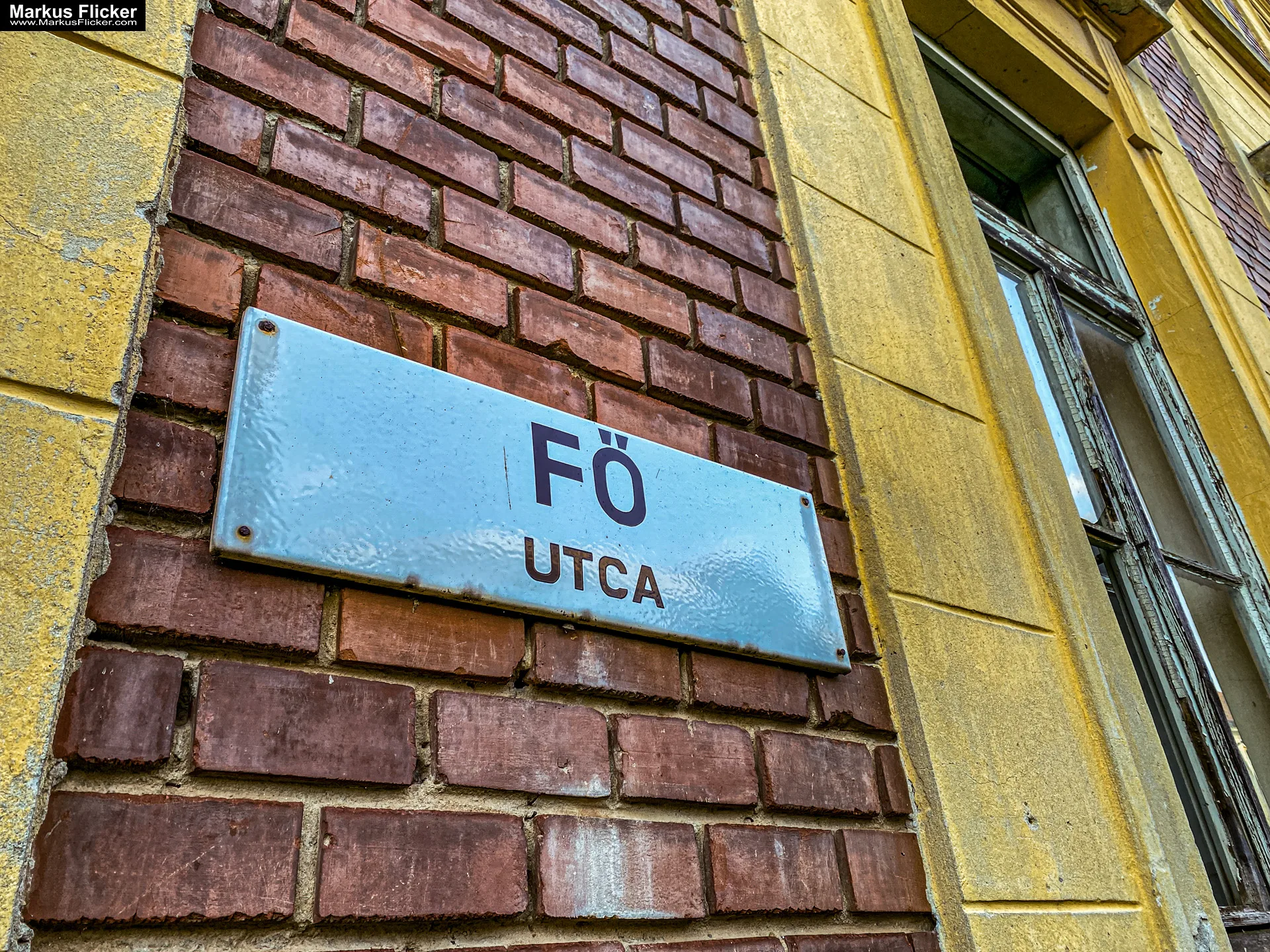 Lost Place Photography Schule an der Hauptstraße in Ungarn inkl. 10 Tipps für Lost Place Fotografie