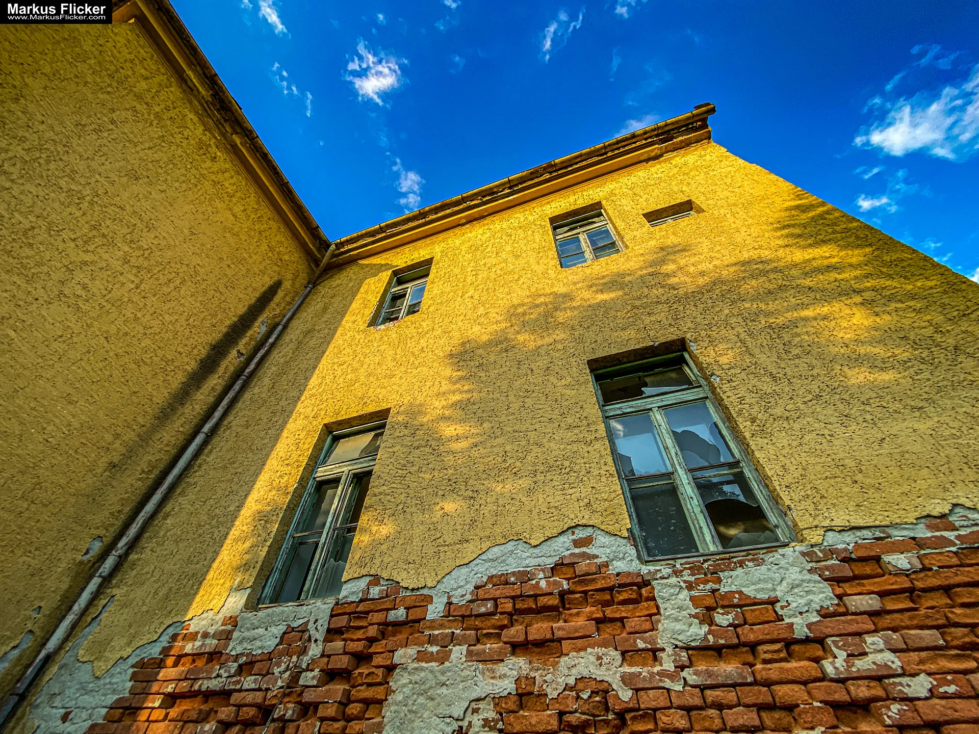 Lost Place Fotografie Schule an der Hauptstraße in Ungarn
