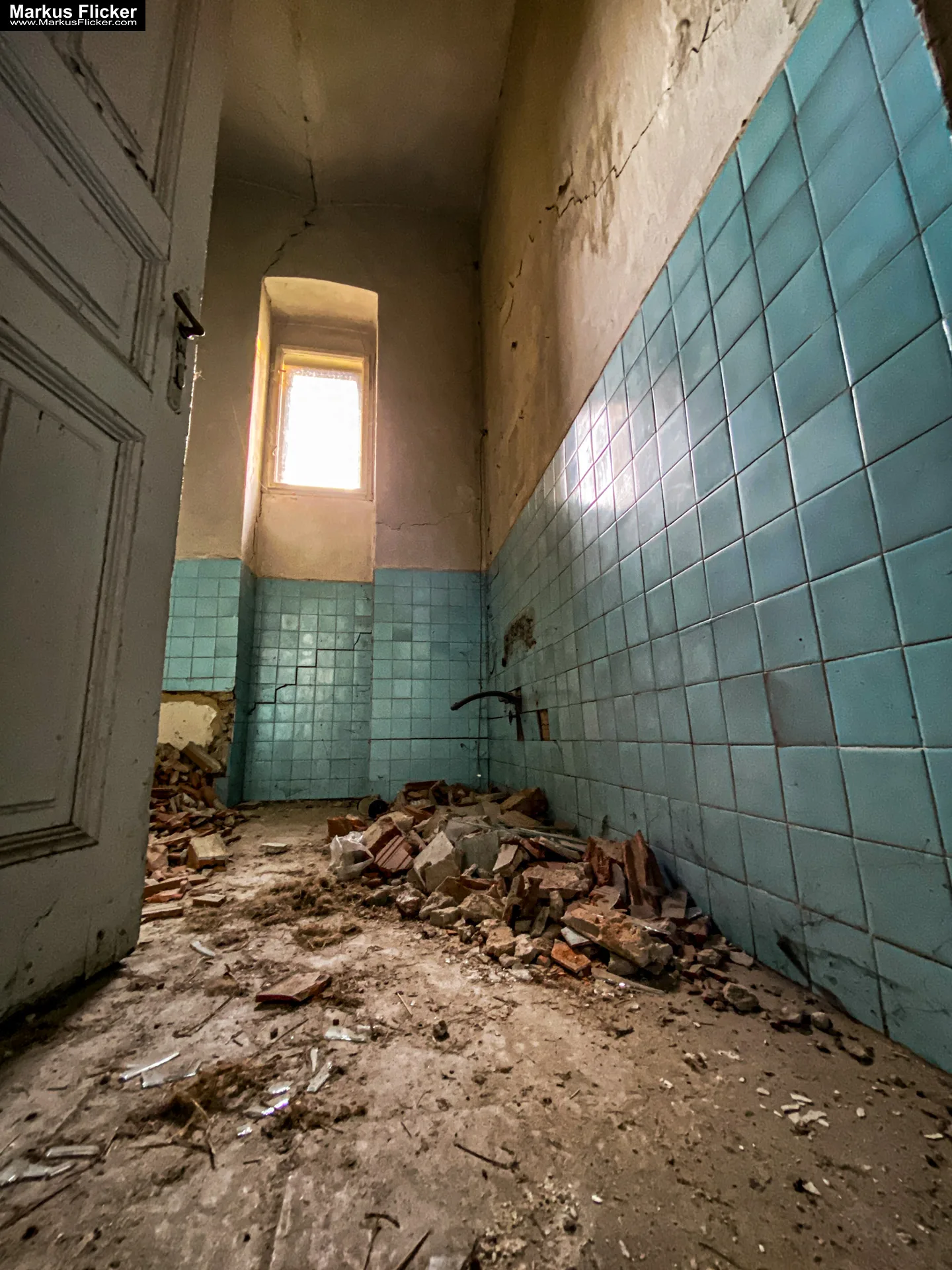 Lost Place Photography Schule an der Hauptstraße in Ungarn inkl. 10 Tipps für Lost Place Fotografie