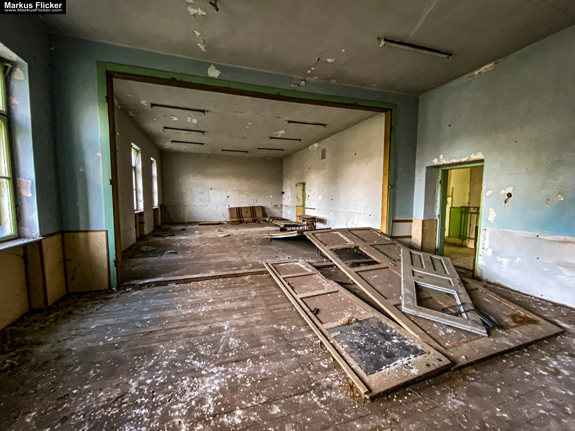 Lost Place Photography Schule an der Hauptstraße in Ungarn inkl. 10 Tipps für Lost Place Fotografie