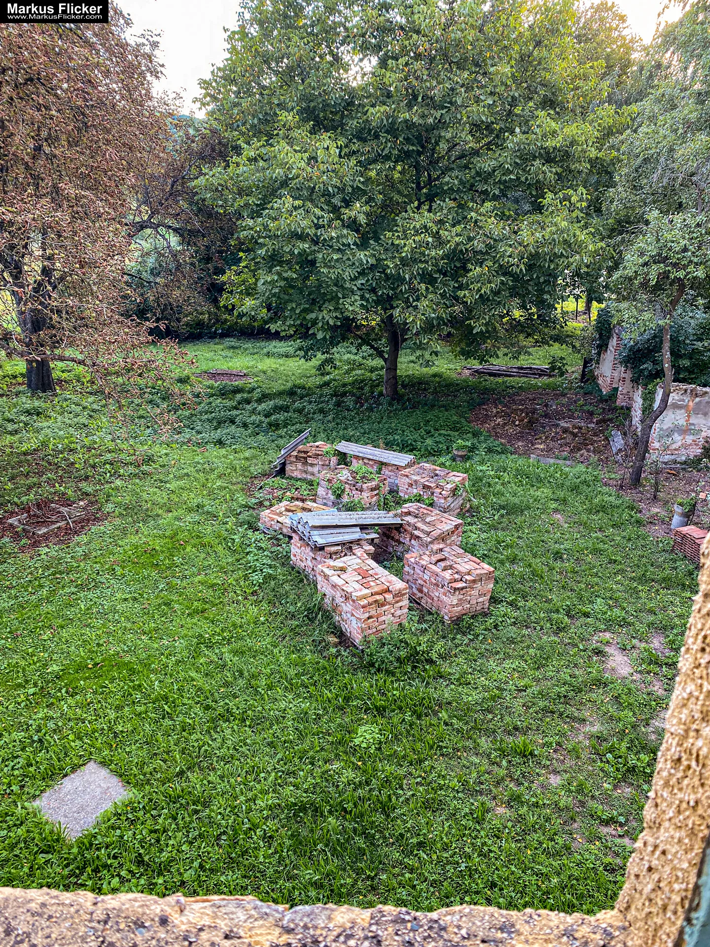 Lost Place Fotografie Schule an der Hauptstraße in Ungarn