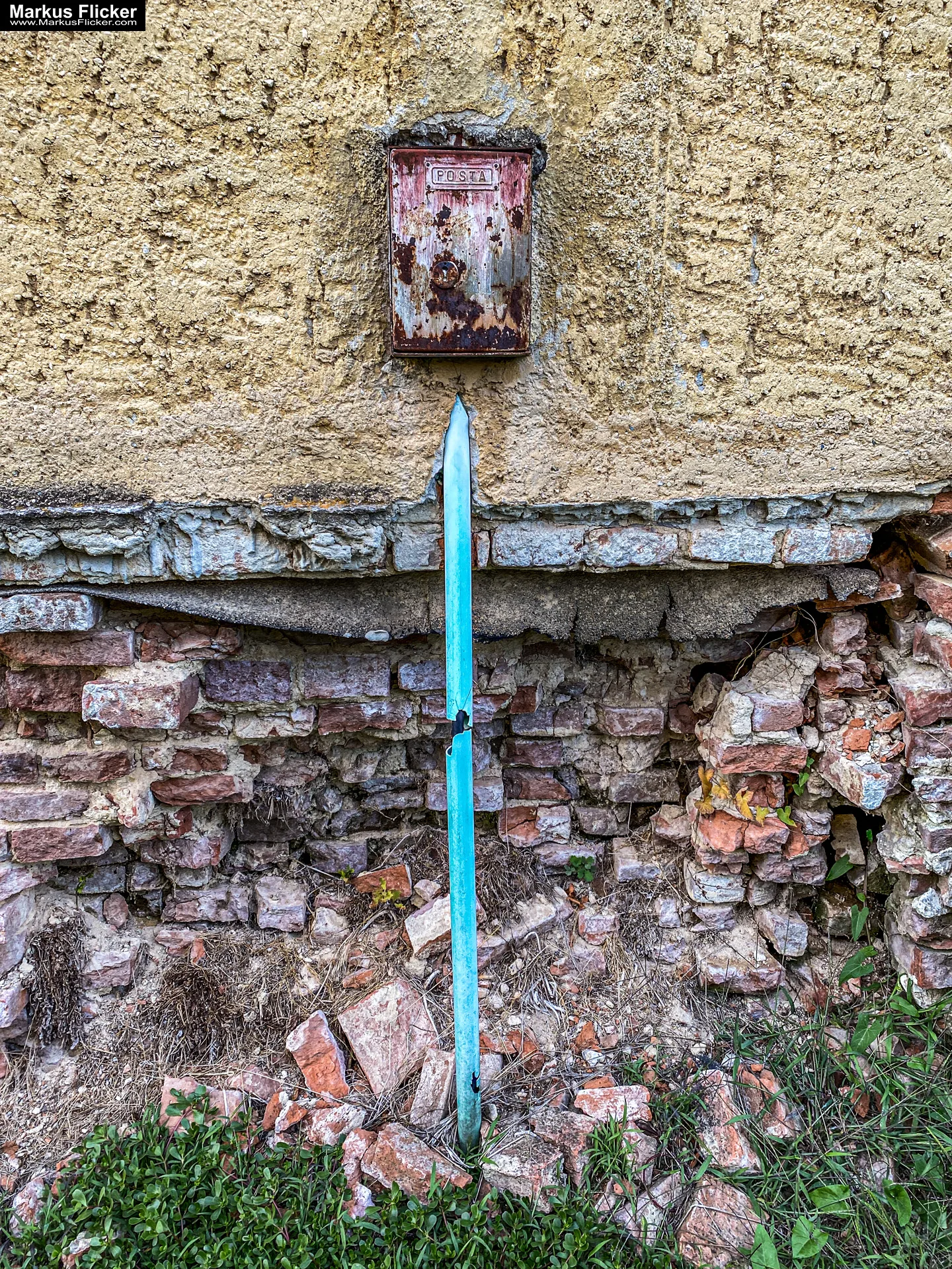 Lost Place Fotografie Schule an der Hauptstraße in Ungarn