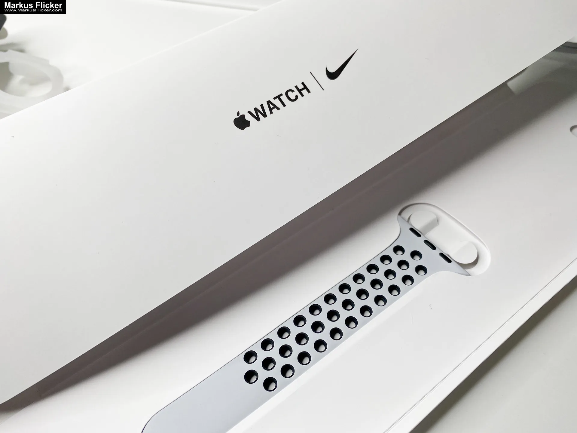 Unboxing & Konfiguration Video Apple Watch SE Nike Aluminium 44mm Silber MYYH2FD/A inkl. Ladestation Charging Dock Station