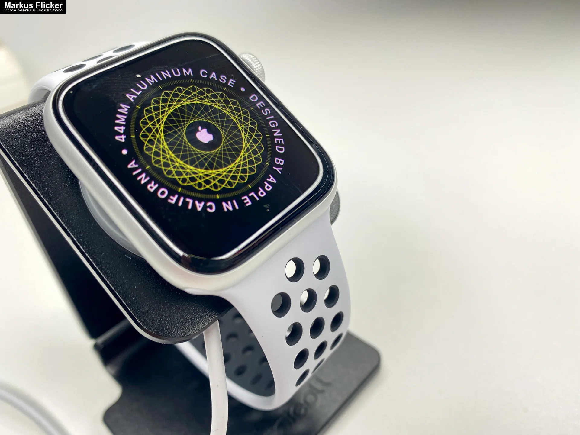 Unboxing & Konfiguration Video Apple Watch SE Nike Aluminium 44mm Silber MYYH2FD/A inkl. Ladestation Charging Dock Station