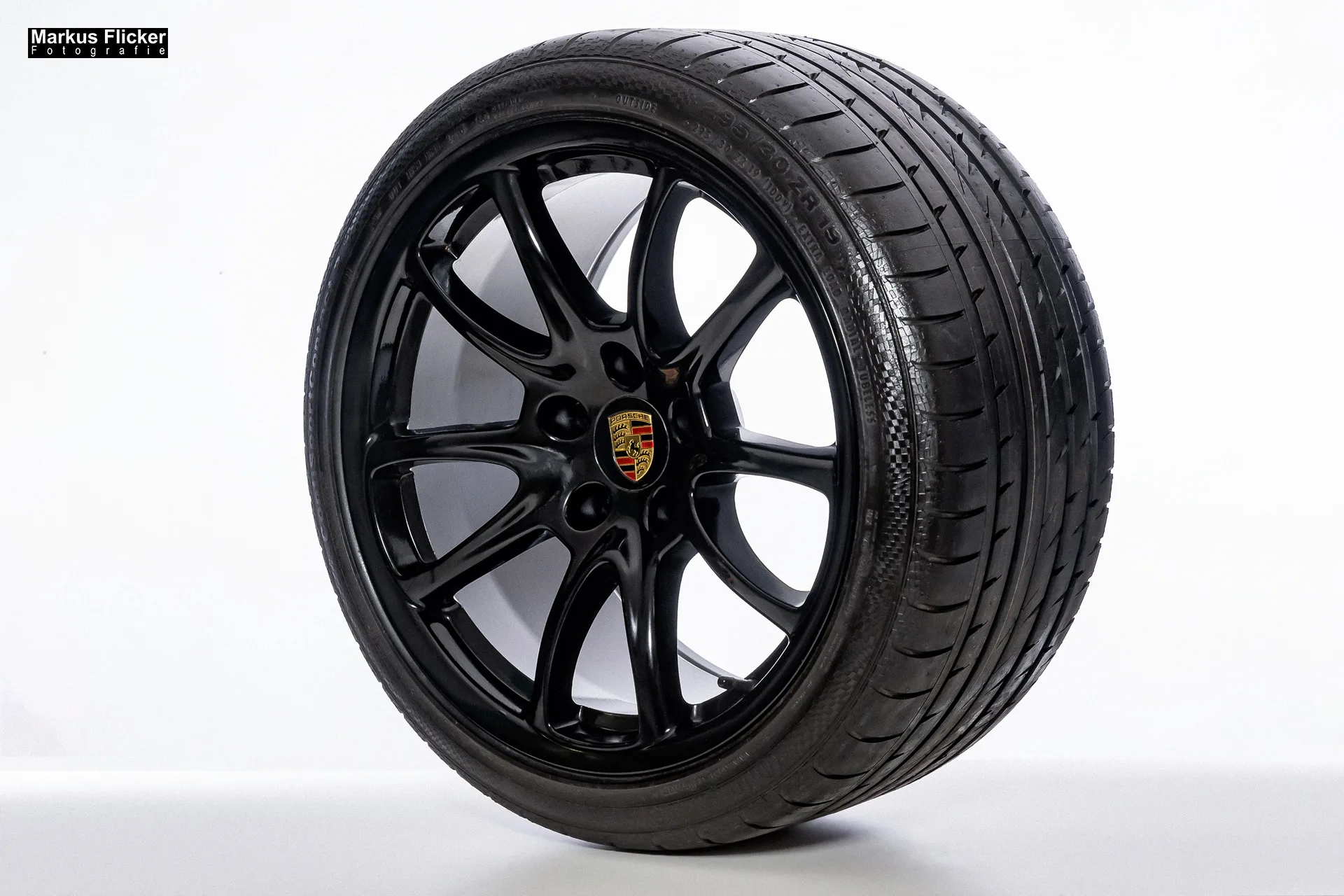 Produktfoto Porsche Felge mit ContiSportContact Reifen im Fotostudio inkl. 37 Fototipps für Produktfotos