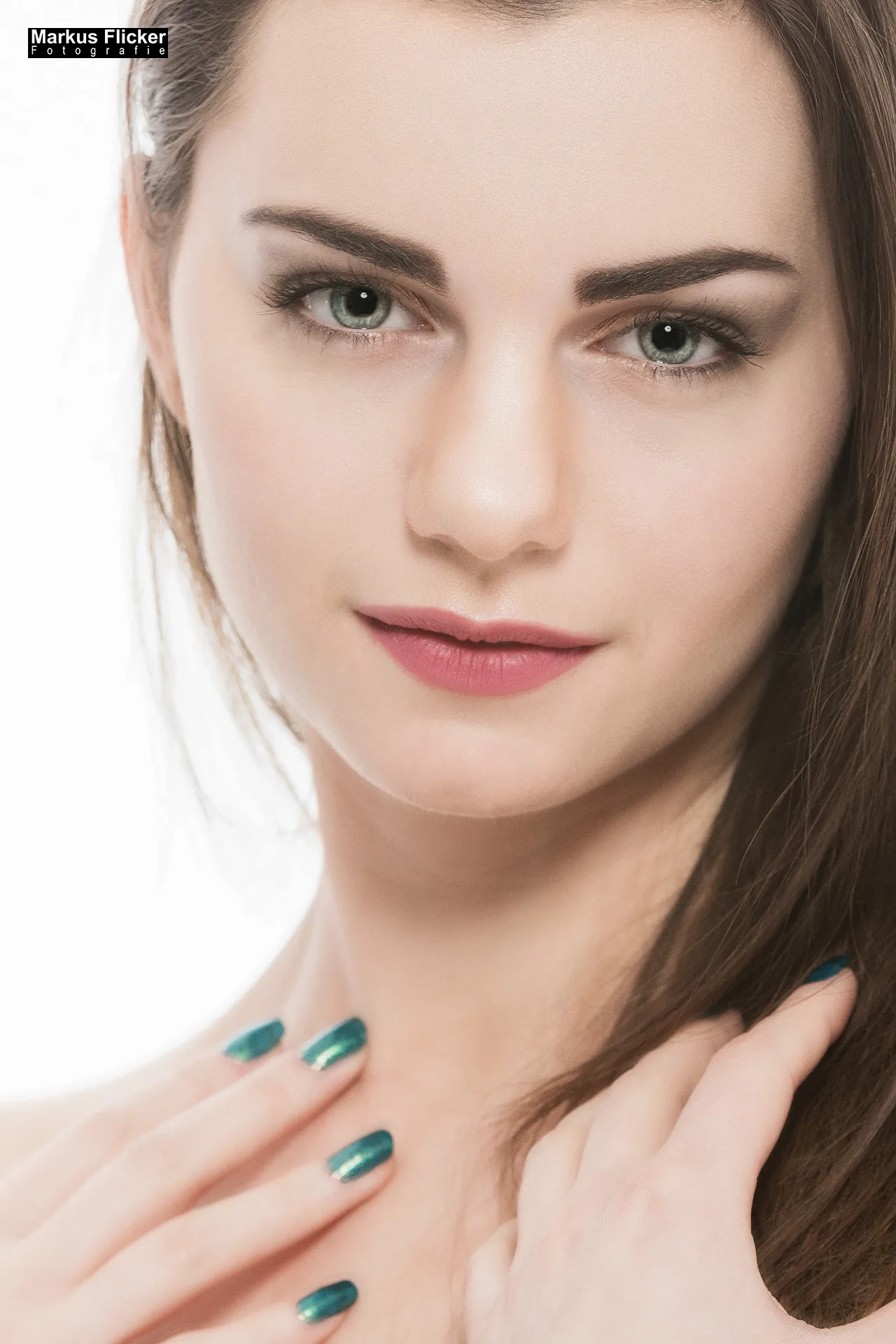 Make-Up Schmuck Haare Portrait Fotoshooting Teilakt Verdeckter Akt mit Female Model Doris